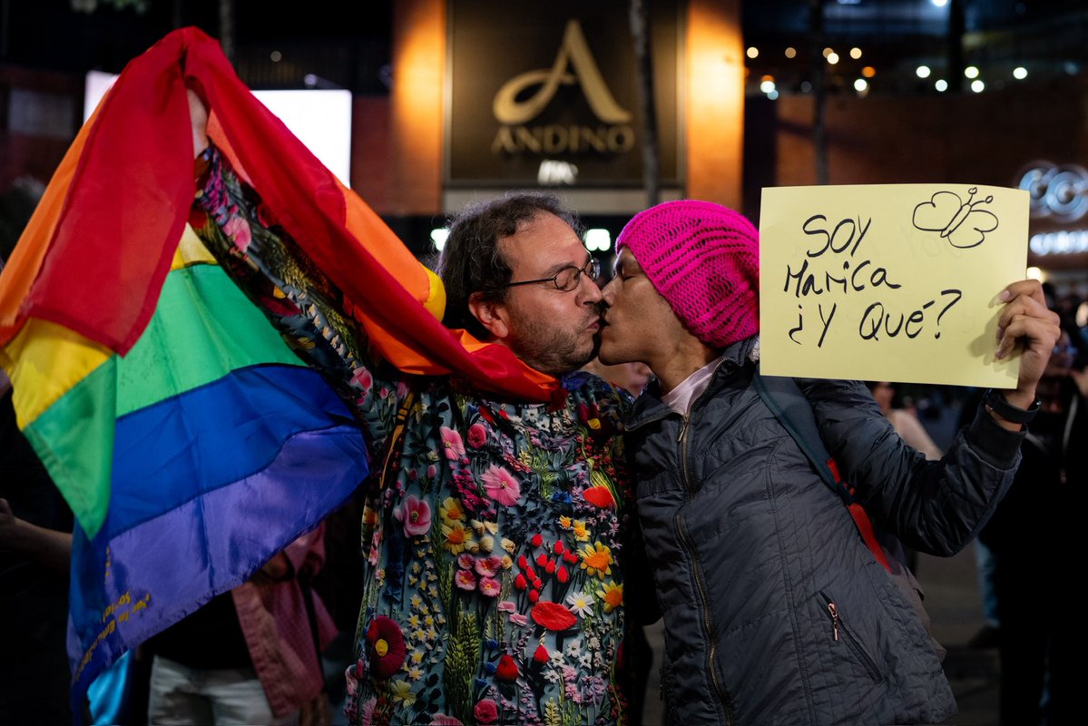 elespectador's tweet photo. En fotos 📸 ¿Cuántas veces hay que besarse en el mismo lugar para rechazar la discriminación?

Este 22 de julio, decenas de personas se reunieron frente al Centro Comercial Andino para participar en una "besatón". La jornada fue convocada luego de que una pareja gay asegurara que un vigilante les llamó la atención por besarse y les advirtiera que podrían ser retirados del lugar.

No es la primera vez que algo similar ocurre allí. En 2019, otra pareja fue increpada y acusada de realizar "actos obscenos" por besarse. Ese episodio también dio origen a una besatón frente al centro comercial.