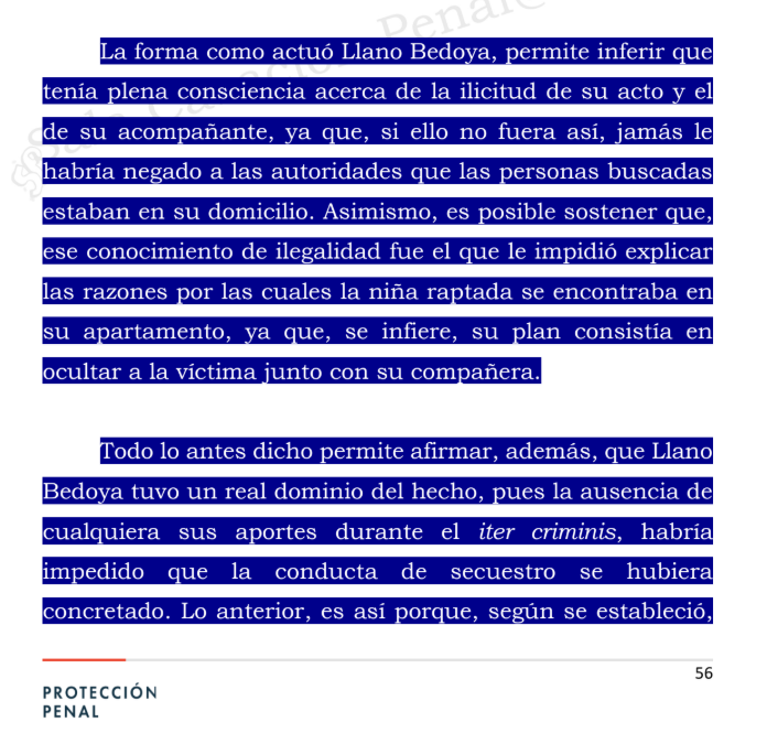 Ronaldsanabria1's tweet photo. ES COAUTOR DE SECUESTRO, NO CÓMPLICE, QUIEN PROPORCIONA EL LUGAR PARA MANTENER RAPTADA A UNA PERSONA
SP047-2026

Consulte el análisis: https://t.co/APsPa9mHoP

Esta sentencia deja una idea muy fácil de entender, en un delito no solo responde quien ejecuta la acción principal. También puede responder como verdadero autor quien, sin aparecer en el primer momento del hecho, cumple una función indispensable para que el plan funcione.

En este caso, la Corte analizó un secuestro en el que una mujer se llevó a una niña desde una iglesia y luego la trasladó hasta un apartamento. Allí fue encontrada por el Gaula. En ese mismo lugar también estaba Blanca Irma Llano Bedoya, quien negó ante los uniformados haber visto a la mujer y a la niña, aunque ambas se encontraban en el apartamento. Además, en el inmueble se encontraron elementos que, para la Corte, permitían inferir que el lugar estaba preparado para recibir y ocultar a la víctima.

La pregunta de fondo era sencilla: ¿Blanca Irma simplemente ayudó después del hecho o su papel fue tan importante que hizo parte del plan criminal? La diferencia es grande. Un cómplice es alguien que ayuda, pero cuya ayuda no es indispensable. En cambio, un coautor es alguien que, aunque no haga todo personalmente, cumple una función esencial dentro del delito. Es decir, el delito se reparte: una persona ejecuta una parte y otra persona asegura otra fase necesaria para que el resultado se logre.

La Corte consideró que la actuación de Blanca Irma no podía verse como una colaboración menor. Para la Sala, su papel consistió en asegurar el lugar de ocultamiento, permitir que la víctima fuera llevada allí y negar su presencia ante las autoridades. Por eso, su intervención no fue la de alguien que simplemente apareció después, sino la de una persona que cumplía una tarea dentro de un plan común, mientras una sustraía a la víctima, la otra aseguraba el refugio donde podía mantenerse oculta.

Dicho de forma simple: para la Corte, el secuestro no terminó en el momento en que la víctima fue llevada de la iglesia. El delito también necesitaba un lugar donde ocultarla. Por eso, quien preparó o aseguró ese lugar no prestó una ayuda cualquiera; aportó una pieza clave para que el delito pudiera realizarse.

Sin embargo, la Corte no modificó la condena para tratar a Blanca Irma como coautora, porque en la acusación la Fiscalía la presentó como cómplice. Como ella fue condenada bajo esa calidad, la Corte no podía empeorar su situación jurídica en la impugnación. Por eso mantuvo la condena como complicidad, aunque dejó claro que, materialmente, su conducta tenía rasgos de coautoría impropia.

La enseñanza central es esta, no toda ayuda es complicidad. Cuando la ayuda es necesaria para que el delito se concrete, cuando hace parte de un plan y cuando quien la presta domina una parte importante de lo que ocurre, esa conducta puede ser entendida como coautoría impropia. En palabras más sencillas: no siempre el verdadero autor es solo quien aparece en la primera escena del delito; también puede serlo quien hace posible que el plan continúe.