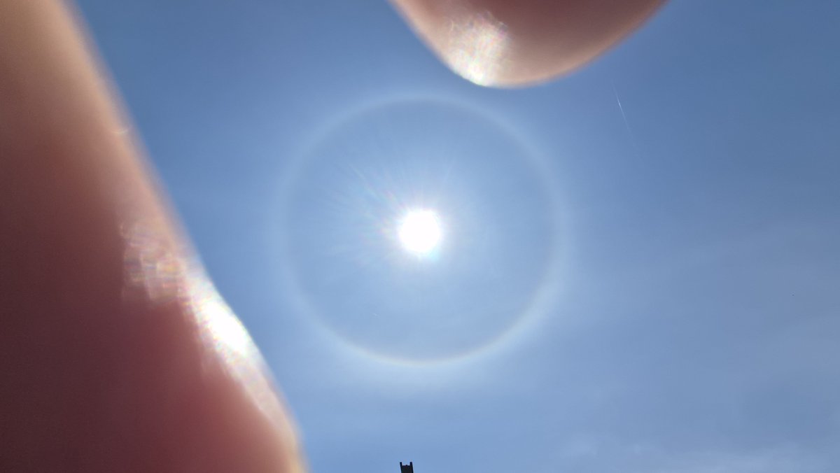 rekusapuro0604's tweet photo. 今空みたら
🌞の周りに
リング？
がありました💫
沢山撮りました😆

♯イマソラ https://t.co/LhsnsF578z