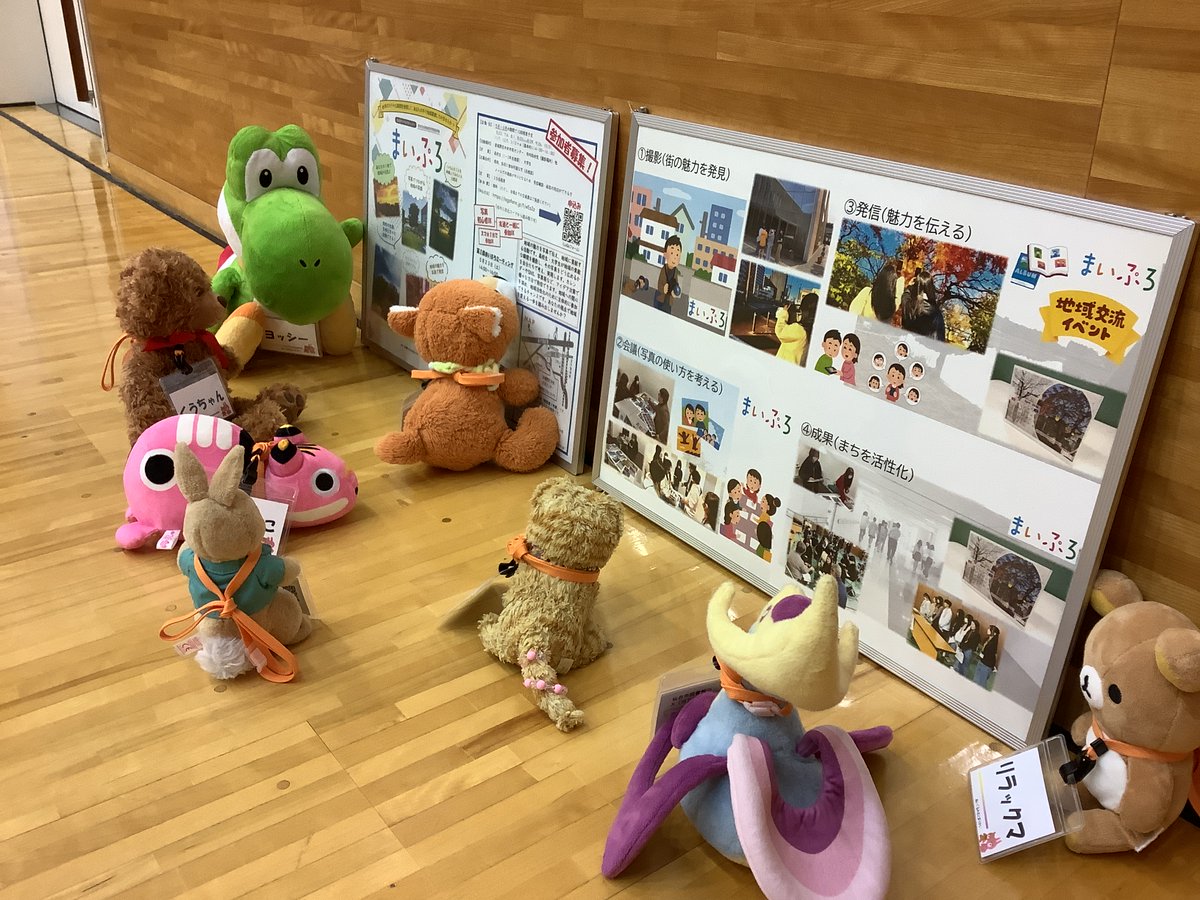 sendai_lib's tweet photo. 【#宮城野図書館 #ぬいぐるみおとまり会】
わぁ!すてきなカレンダーだなぁ。ちかくにこんなにいいばしょが!
#まいぷろ にさんかしているおねえさんがちいきのすてきなところをしゃしんにとってるみたい。
わたしもしゃしんをとりたいなぁ。
#仙台市図書館 #宮城野区中央市民センター #青空ミーティング https://t.co/05SP1Pij0C
