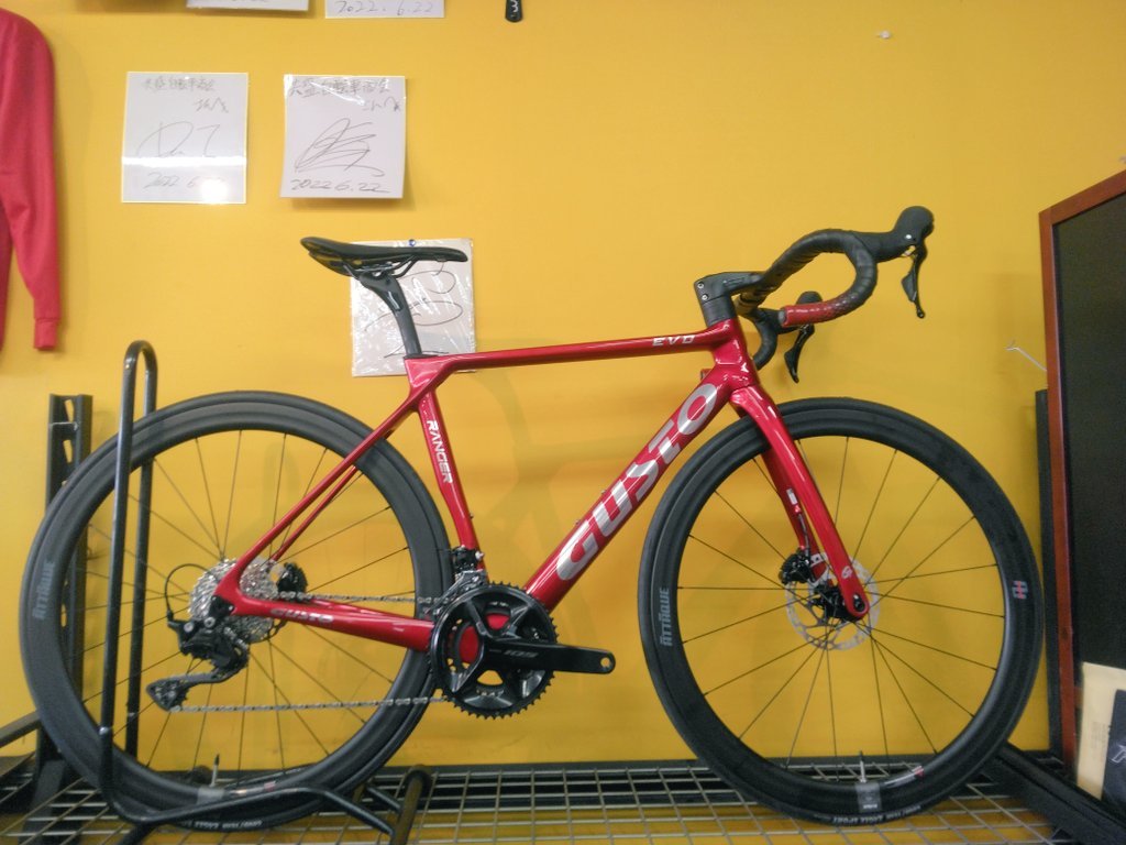 kyousei_cycle's tweet photo. まずはGUSTO。

■RANGER EVO ELITE ULTRA SP■
・480mm(166cm-176cm)
・105
カーボンホイールとステム一体カーボンハンドルが付いてこの価格◎
【￥313,000】

■COBRA EVO DB ELITE■
・490mm(166cm-176cm)
・105
プロチームと全く同じ素材、全く同じジオメトリーのフレームが30万円アンダーで乗れる！　
【￥286,000】

■GTR SPORT TE■
・520mm(166cm-176cm)
・105 Di2
最新モデル。このサイズのこのカラーは在庫無しで次回入荷も未定。
【￥466,000】