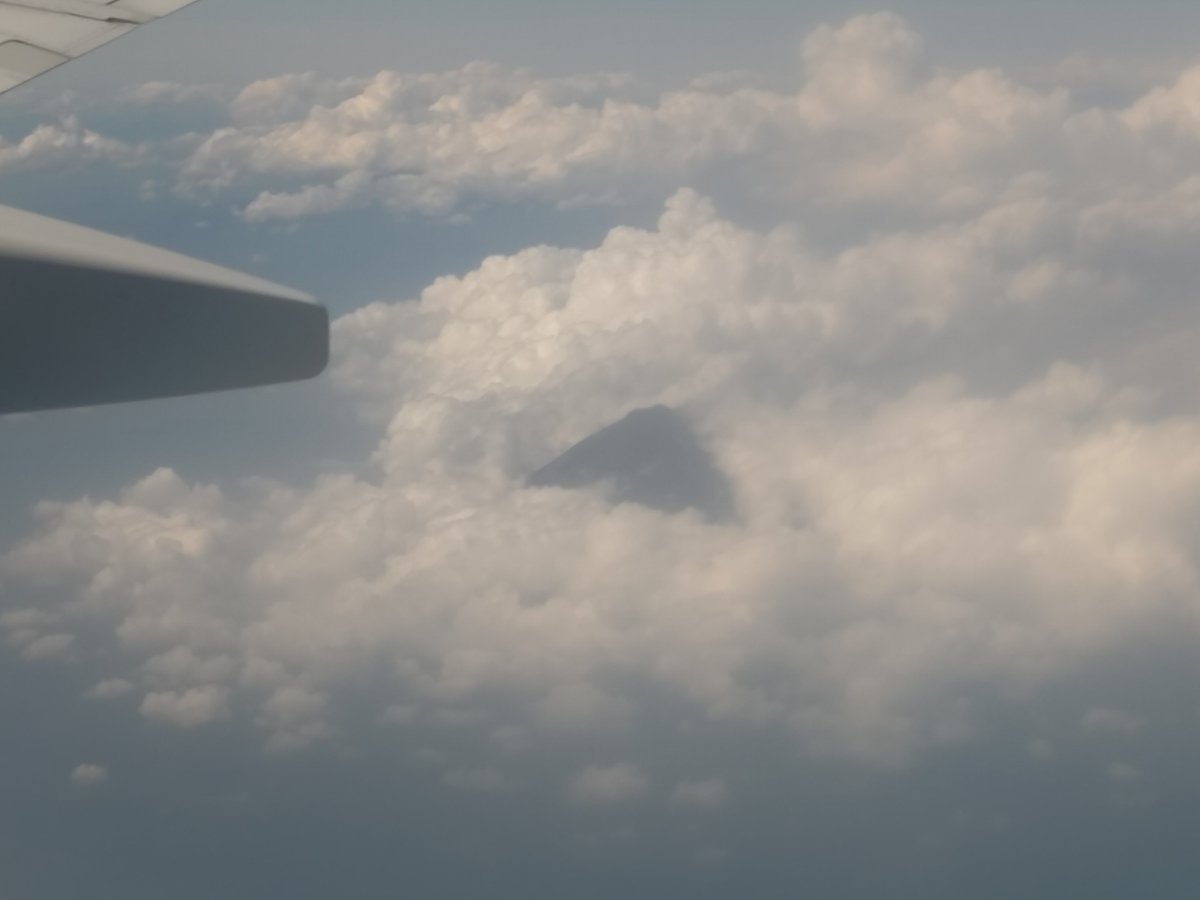 aresu2222's tweet photo. 徳島空港到着
飛行機からの富士山は雲でよく見えなかった https://t.co/gn94BYD3Pb