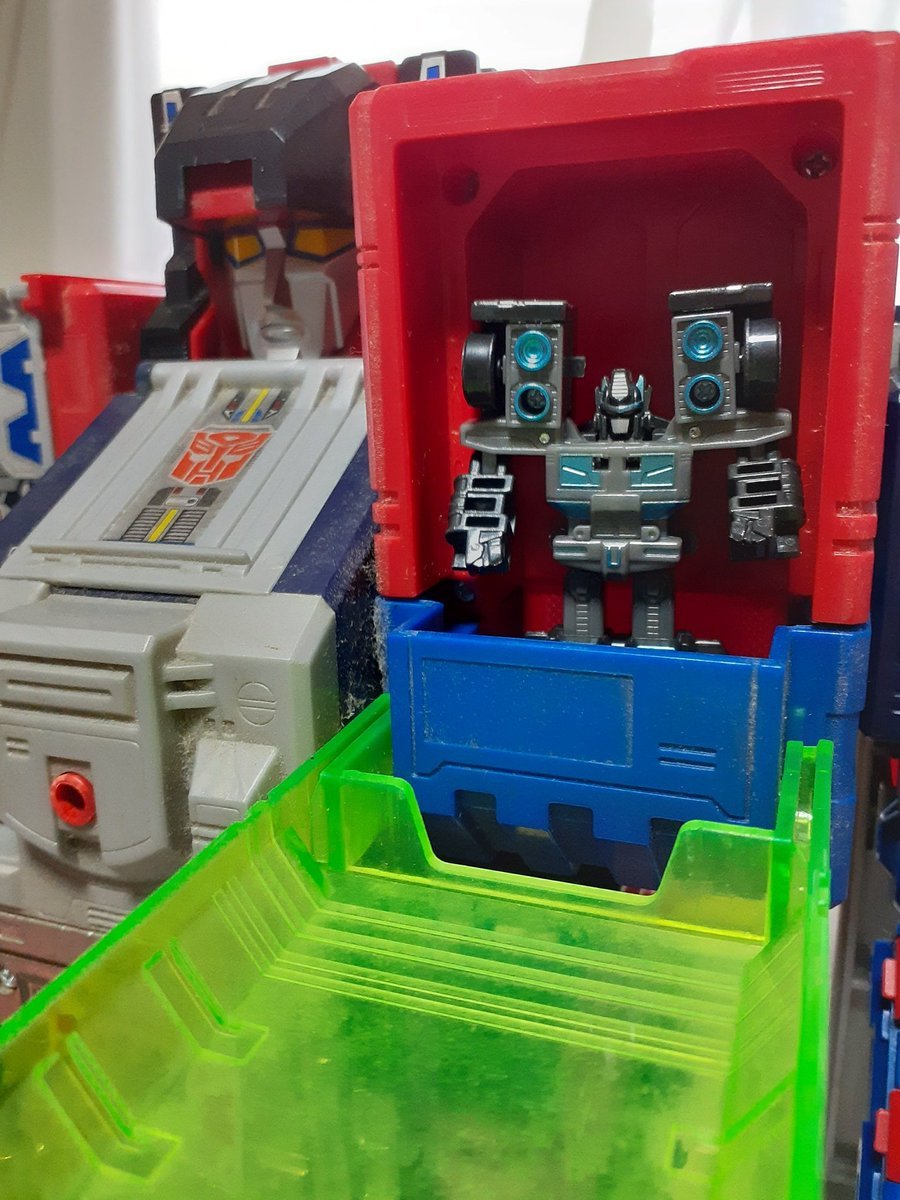 minoru_prime's tweet photo. #お昼休みに一枚だけTF玩具写真を貼ろう
#トランスフォーマー
スパイチェンジャーサイズのブラックコンボイ、そういやブレイブマキシマスの中に入れるんだった https://t.co/DLHAVDe562