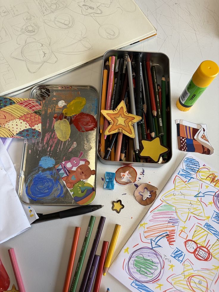 uoutroeu's tweet photo. jikook!au • pingo dourado ⭐️

onde jimin é um professor atípico em uma escola de artes para crianças e adolescentes.

ou onde jeongguk, além de lidar com um divorcio conturbado, precisa aceitar o fato de que já não é mais a pessoa favorita de seu próprio filho. https://t.co/QxMtaDifPm