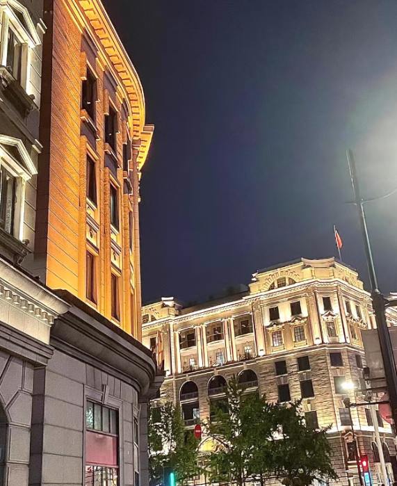 zhang8459's tweet photo. 同城的有没有同感的，有没有人跟我一样喜欢晚上出去逛的。有一说一， #反差 #上海 https://t.co/0XQ45KsALE