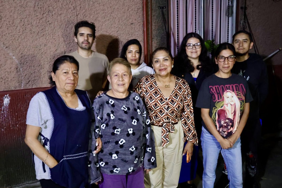 MariaRoseteMx's tweet photo. Estoy muy feliz porque cada vez tenemos más reuniones y eso significa que llegamos a más vecinas y vecinos. 🏠⭐️
Hoy estuvimos en la colonia #Doctores, escuchando, atendiendo y refrendando nuestro compromiso de seguir echándole ganas por nuestras familias.👏🏻⚒️🔩 https://t.co/4FeSbkcSp5