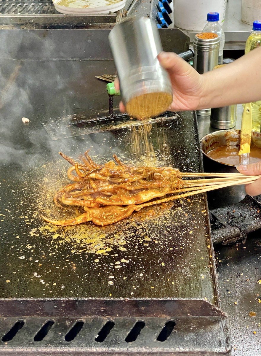 namjs0709's tweet photo. Nothing beats the crispy, golden fried squid skewers from the street stall round the corner! Hot, fresh, with a pinch of chili—perfect late-night snack vibe ， https://t.co/T1DzXJFsfx