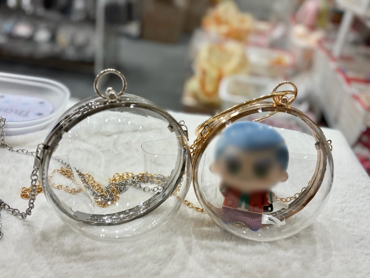 Shelly_Coco_'s tweet photo. #ShellyCoco1号店 

✨商品入荷情報✨

ドールやぬいが入る！『丸見えケース』入荷しました♪

四角型にはブラインドドール、丸型にはちびぐるみが1体入る
サイズ感です！🧸
中身がしっかり見えるのでドールちゃんたちにもお外を
しっかり見せてあげられますo(`･ω´･+o) 

色はシルバーとゴールドの2色がございます♫
四角型は縦型と横型がございます💕