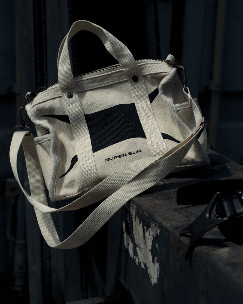 CM2Connect's tweet photo. ‘ซี พฤกษ์’ ลุยพาร์ทธุรกิจ เตรียมเปิด POP-UP STORE ‘SUPER SUN’ ครั้งแรกในไทยยกคอลเลคชันใหม่ เน้นเปิดกว้างด้านแฟชั่น

เบื้องหน้ากับการทำงานในวงการบันเทิง ‘ซี พฤกษ์ พานิช’ พร้อมลุยเต็มที่ ควบคู่กับบทบาทการเป็นนักธุรกิจที่ทั้งสนุก ได้คิดนอกกรอบ ออกไอเดียในการดีไซน์แบรนด์ ‘SUPER SUN’ สินค้าไลฟ์สไตล์ และ Street Wear ที่เดินหน้าทำมากว่า 3 ปี ด้วยการออกแบบที่เน้นความเรียบง่ายแต่เต็มไปด้วยการเปล่งประกายจากภายใน ตามคอนเซปต์แบรนด์ ‘Shine from the Inside’ พร้อมซัพพอร์ตได้ทุกคนมั่นใจในสไตล์ของตัวเอง โดยมองว่าตัวตนไม่ควรถูกจำกัดด้วยนิยามใด ๆ

และถือเป็นครั้งแรกในไทยสำหรับ SUPER SUN ที่จะเปิด POP-UP STORE ณ Siam Center ในงาน ‘SUPER SUN BANGKOK POP UP STORE’ ซึ่งถือเป็นก้าวสำคัญในการขยายจากช่องทางออนไลน์และกิจกรรมอีเวนต์ สู่การสร้างประสบการณ์รีเทลออฟไลน์ เพื่อมอบประสบการณ์การช้อปปิ้งให้กับผู้ชื่นชอบ SUPER SUN ให้ได้สัมผัสสินค้าคุณภาพจากคอลเลกชันใหม่ที่ออกแบบมาอย่างใส่ใจ และดีไซน์ที่แตกต่างอย่างมีเอกลักษณ์

คอลเลกชันใหม่ OUTER SPACE ได้รับแรงบันดาลใจจากความกว้างใหญ่ของจักรวาล และพลังงานที่ซ่อนอยู่ภายในดวงดาว ผ่าน Blue Supergiant ดาวฤกษ์ที่มีอุณหภูมิสูง เปล่งแสงเป็นสีน้ำเงิน หรือขาวอมฟ้า และ Non-Luminous Flame เปลวไฟสีน้ำเงินที่นิ่ง สงบ มีอุณหภูมิสูง ทำให้คอลเลกชัน OUTER SPACE ไม่ได้หมายถึง พื้นที่นอกโลก แต่เป็นพื้นที่นอกกรอบของคนที่กล้าแตกต่าง เหมือนกับแนวคิดของ SUPER SUN ซึ่งจะมีทั้ง สินค้า Ready-to-Wear กระเป๋า และเครื่องประดับ รวมถึงไอเท็มซิกเนเจอร์ ที่ตอบโจทย์การแต่งตัวในทุกลุค ทุกสไตล์
งานนี้ ‘ซี พฤกษ์’ ได้เผยว่า “เป็นอีกหนึ่งการเติบโตของ SUPER SUN เราเริ่มจากก้าวเล็ก ๆ จากออนไลน์ สู่  POP UP STORE ครั้งแรก งานนี้เลยเต็มไปด้วยพลังของผมที่อยากให้งานออกมาดี และประทับใจทุกคน รวมถึงคนในทีมต่างตั้งใจ และทุ่มเทสุด ๆ เพื่อให้คนที่ชื่นชอบแบรนด์ของเราได้มาสัมผัสคอลเลกชันนี้ที่ POP UP STORE ครับ”

เพราะเสื้อผ้าสะท้อนตัวตน และเสริมความมั่นใจ ‘SUPER SUN’  จึงให้ความสำคัญทุกขั้นตอน โดย ‘ซี’ ในฐานะผู้ก่อตั้ง SUPER SUN ร่วมทำงานกับทีมตั้งแต่การวางแนวคิด การออกแบบคอลเลกชัน การวางคอนเซปต์ที่มีความชัดเจนเป็นตัวตนของ SUPER SUN รวมถึงเรื่องคุณภาพในการเลือกสรรวัสดุ โดยมีการใช้เทคนิคการผลิตที่ช่วยสร้างเอกลักษณ์ให้กับแต่ละสินค้า ไม่ว่าจะเป็นการทำให้ผ้าขาด (Distressed), การพ่นสี (Spray Effect), การฟอกผ้า (Garment Wash) รวมถึงเทคนิคงานฝีมือ ที่ทำให้แต่ละชิ้นมีรายละเอียดเฉพาะตัว สะท้อนแนวคิดของแบรนด์ที่เชื่อว่า ความแตกต่างคือเอกลักษณ์ รวมถึงการตัดเย็บเพื่อให้สวมใส่ง่าย สบาย เปิดกว้างสำหรับทุกคน

สำหรับความพิเศษในงาน ‘SUPER SUN BANGKOK POP UP STORE’ มีกิจกรรมมากมายทั้ง ‘ซี พฤกษ์’ ที่จะมาร่วมเปิด Pop-up Store รวมถึงมี Exclusive Siam Center Item สินค้าสีพิเศษ วางจำหน่ายเฉพาะที่ Pop-up Store เท่านั้น รวมถึง โปรโมชันส่วนลด ของสมนาคุณ และของรางวัลพิเศษ สิทธิพิเศษสำหรับสมาชิก ONESIAM ทั้งของขวัญพิเศษสำหรับวันเปิดงาน และของเซอร์ไพรส์แจกทุกวัน นอกจากนี้ภายในงานยังมี Photo Booth มาร่วมสร้างสีสันให้กับคนรัก SUPER SUN ได้ประทับใจ เตรียมช้อปสะท้อนไลฟ์สไตล์ของตัวเองได้ตั้งแต่วันที่ 31 กรกฎาคม 2026 – 9 สิงหาคม 2569 ณ Atrium 2 ชั้น G สยามเซ็นเตอร์

#SUPERSUN
#SSOUTERSPACE
#SUPERSUNxSIAMCENTER
#SUPERSUNPOPUP
#SUPERSUNPOPUPINBKK