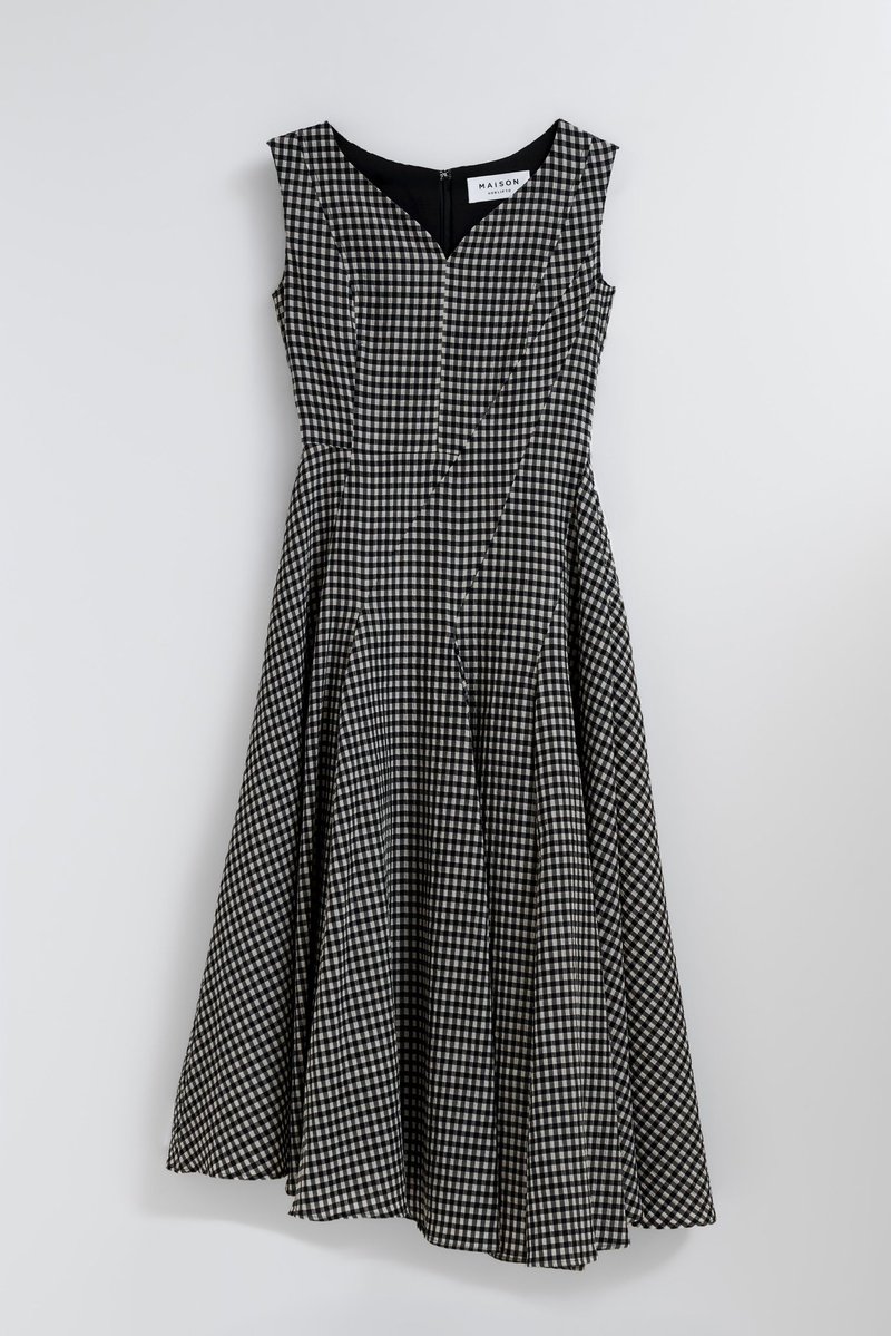 charmin_lady_'s tweet photo. Heart-Neck Check Dress
レポ載せたいけど、少し躊躇しちゃう…
私は実際現物見て試着して、ときめいたから買ったし、アシメデザインだから柄ランダムでも気にならなかった🥹でも着てたらあ、あの柄合ってないワンピ着てる人wwみたいに見られちゃうの？最近の冷笑見下し文化辛いな🥲 #herlipto https://t.co/fMtGr1uGPh