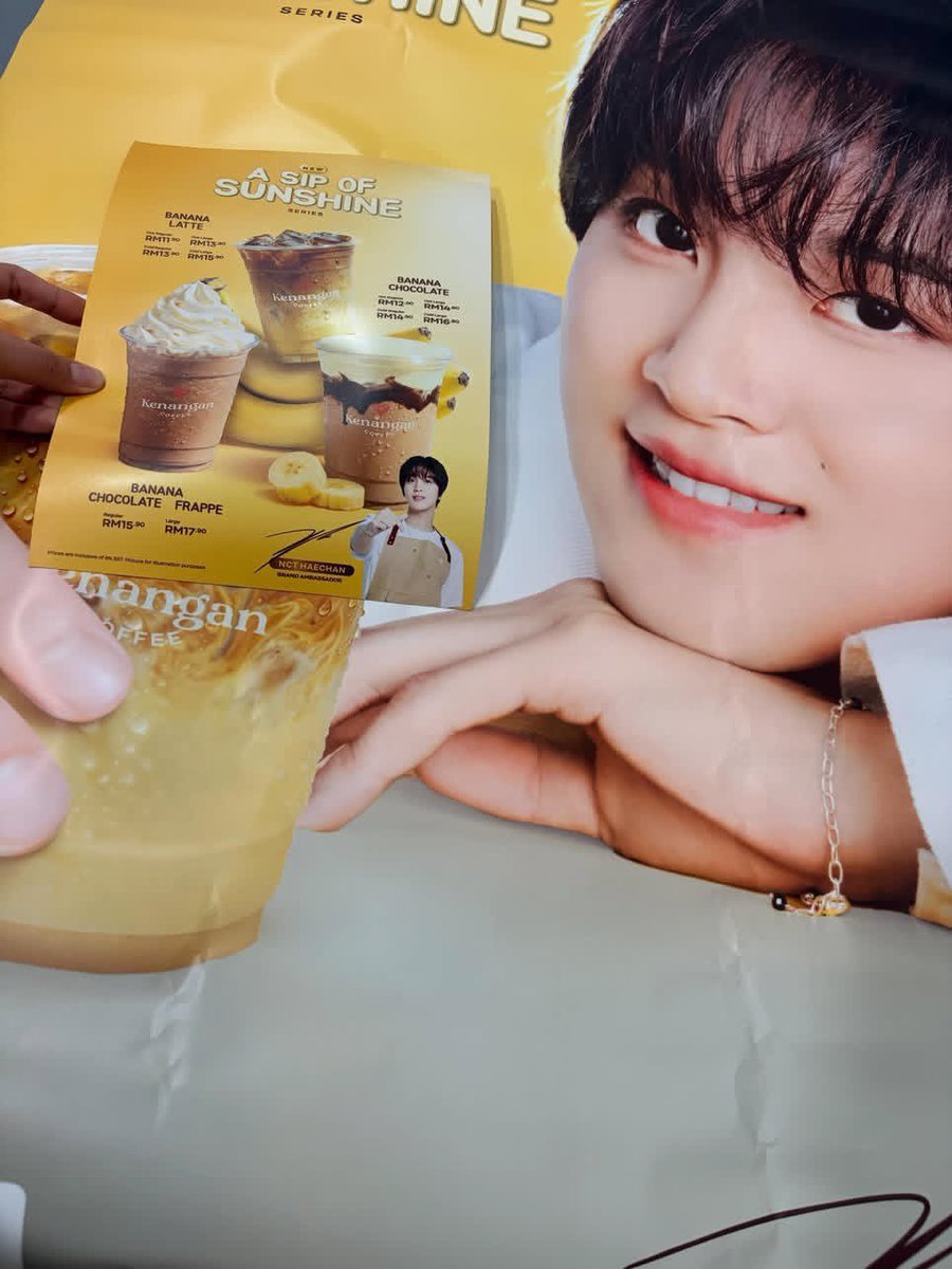 dreamiesea's tweet photo. Kyknya menu kopken x haechan di setiap cabang negara bakalan beda2 deh 😃

Indonesia: 
-Korean banana latte
-Banana choco
-Banana americano

Malaysia: 
-Banana latte 
-Banana chocolate 
-Banana chocolate frappe https://t.co/9BFOd1oruN