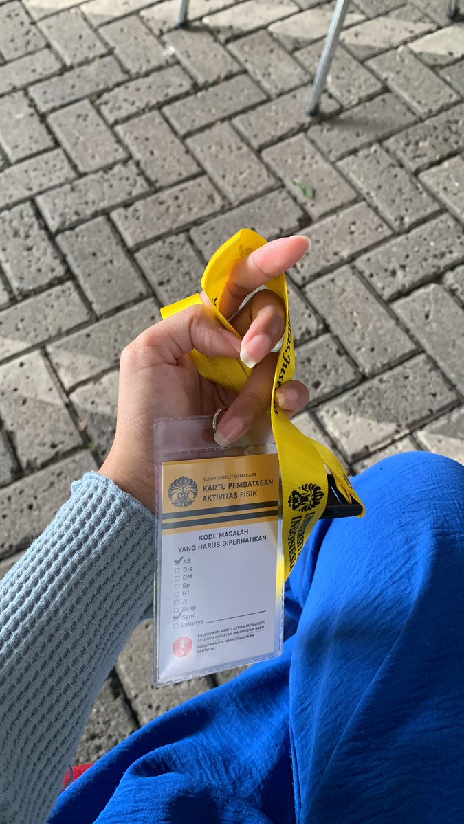 lysian26's tweet photo. sebelum gua mengundurkan diri karena gabisa bayar UKT + IPI ternyata gua masih dikasih kesempatan buat ke klinik UI dan dapet kalung ini 🥺 https://t.co/1HqZled2CO