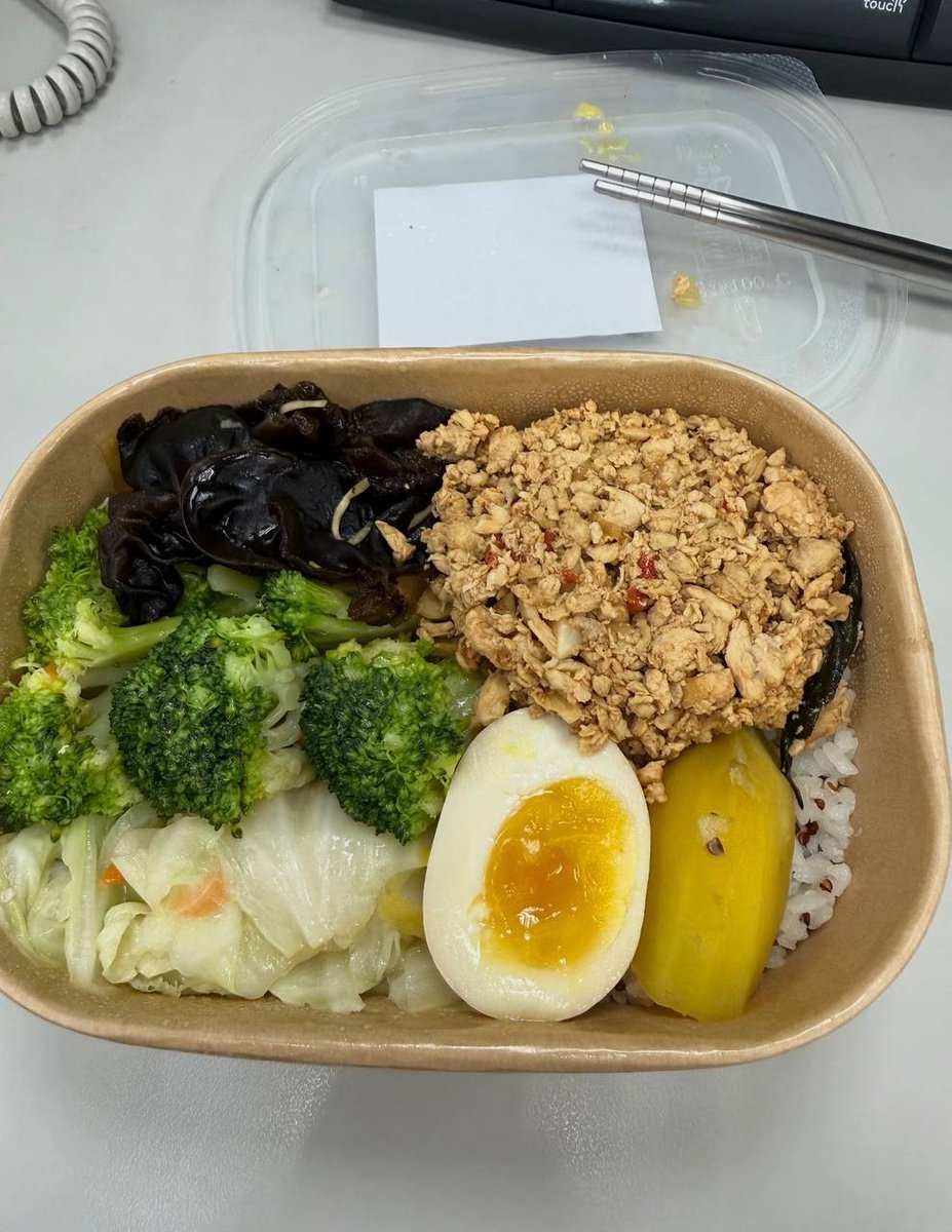 Carmsanna's tweet photo. 栄養バランスばっちりのお弁当で、午後も元気に✨
ピリ辛そぼろに、シャキシャキ野菜、とろり半熟卵。
見た目も彩り豊かで、食べる前から気分が上がります🍱
# お弁当 #ランチ #ヘルシーごはん #お仕事ごはん https://t.co/F1OMhqhFec