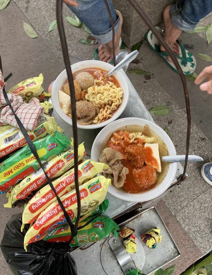 saintsintaa's tweet photo. ngl mie yg dipinggir jalan kayak gini lebih mantep drpd bikin sendiri https://t.co/H8pbYt55NO