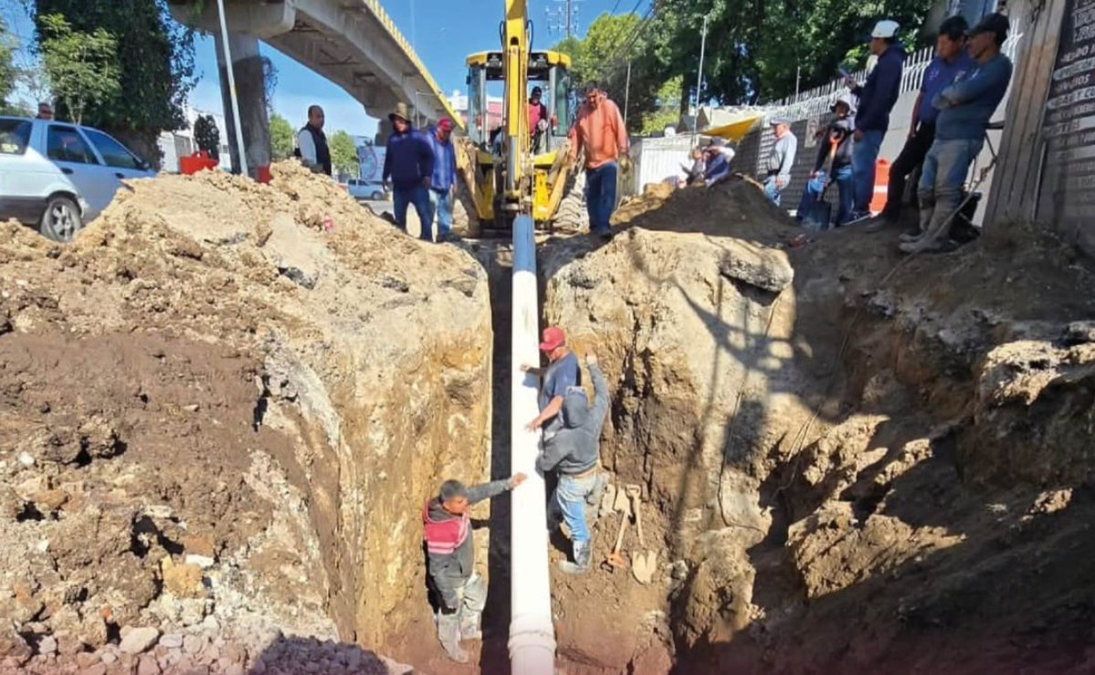 Univ_Edomex's tweet photo. 🚗💨 Toma precauciones en #Naucalpan
Continúan los trabajos de reparación por fuga de agua en la Av. Primero de Mayo. Reducción de carriles laterales
#Oapas reporta tubería extra de 10" con georradar para evitar #hundimientos

🖊️Gisela González
🔗https://t.co/AiRQfZxE3U https://t.co/rih4ZWxdlF