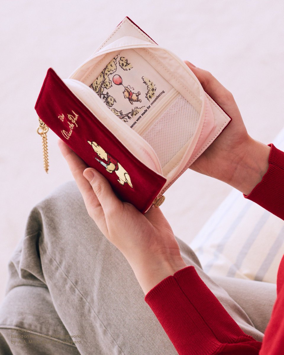 MaisondeFLEUR1's tweet photo. ＼Disney Collection／
『Winnie the Pooh』

原作デビュー100周年を記念して、
「くまのプーさん」の特別なコレクションが登場🧸🍯

「プーさん」と"100エーカーの森"の仲間たちが織りなす、
穏やかで心温まる世界観を表現した
全7型をラインアップ！

https://t.co/juye0Q0Ub8 https://t.co/cGir9QRl78