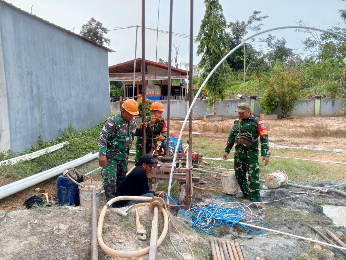 KodimSintang's tweet photo. KARYA BAKTI SKALA BESAR KODAM XII/TPR, PEMBUATAN SUMUR BOR DI DESA SENANING DIHARAPKAN BERI MANFAAT NYATA BAGI MASYARAKAT https://t.co/wUhWrmqYw0