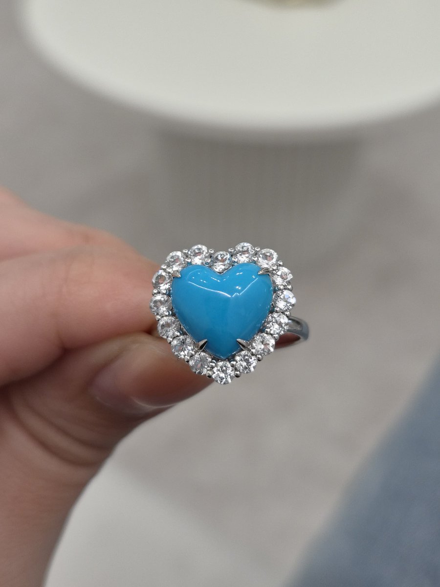 Refresh_mmt's tweet photo. "#주얼리마켓 #쥬얼리마켓 #원석마켓

ㅊㅂㅅ 하트컷 터키석 3.46ct 
(10.8x11.6mm)
+ ㄹㄷㅇㅂㄹㅈㅅ 화이트 토파즈
줌제는 스피드의 ㅈㅋ
14K 화이트골드, 15호 입니다

105만원 구매 -> 90만원 판매

시원해보이는 파란컬러가 이뻐요! 
작은 하트만 취향인걸 뒤늦게 알게되어 보내요 https://t.co/ElqYBwireX