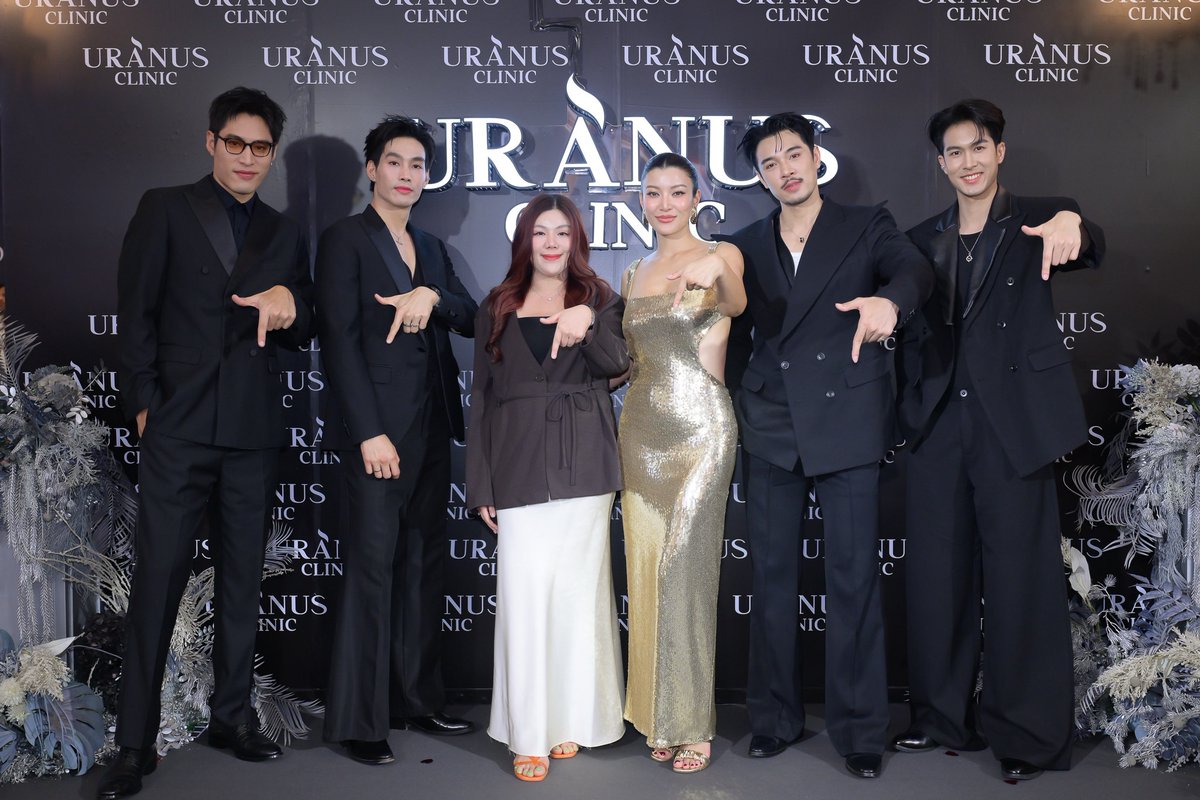 CM2Connect's tweet photo. ฟินห้างแตก ! “เอมมี่-จุง-ดัง” ออร่าซุปตาร์กระจาย แท็กทีมฉลองความปัง “Uranus Clinic” ร่วมฉลองสาขาใหม่ “เซ็นทรัล ชลบุรี”
​
​ยกระดับความเลอค่า สู่ประสบการณ์ความงามเหนือระดับ Uranus Clinic ปักหมุดนวัตกรรมความงามแห่งใหม่ ใจกลางชลบุรี ! ยกศูนย์บริการความงามครบวงจรระดับพรีเมียมเสิร์ฟชาวตะวันออก ล่าสุดเดินหน้าขยายสาขาใหม่ในงาน Uranus Clinic Grand Opening Central Chonburi จัดขึ้น ณ ลานกิจกรรม ชั้น 1 เซ็นทรัล ชลบุรี ระหว่างวันที่ 17-23 กรกฎาคม 2569 ภายในงานพบกับประสบการณ์ความงามในรูปแบบใหม่ และร่วมฉลองการเติบโตของ Uranus Clinic พร้อมสัมผัสบรรยากาศแห่งความสุข ความประทับใจ เสิร์ฟความบันเทิงด้วยกิจกรรมสุดเอ็กซ์คลูซีฟ กับแขกรับเชิญที่มาร่วมสร้างโมเมนต์แห่งความสุขอย่างใกล้ชิด นำโดย 3 Brand Ambassador ตัวแทนแห่ง
ความมั่นใจ เอมมี่-มรกต The Elegant Confidence ความมั่นใจที่สง่างาม จุง-อาเชน The Spotlight Icon โดดเด่น ชัดเจน น่าจดจำ และดัง-ณัฎฐ์ฐชัย The Attraction เสน่ห์ที่ดึงดูดทุกสายตา ร่วมด้วยนักแสดงชื่อดัง อาทิ ป่าน-คมกฤษณ์, ธ๊อป-ณฐนน, ภูมิ-เกียรติภูมิ และพ้อยท์-ชลวิทย์ ที่มาร่วมเป็นส่วนหนึ่งของการก้าวสู่บทใหม่ของแบรนด์ ที่พร้อมมอบประสบการณ์ด้านความงาม และเสิร์ฟความสุขให้กับชาวชลบุรีและลูกค้า Uranus Clinic ทุกคน

​งานนี้สาวมั่นหนึ่งใน Brand Ambassador ของแบรนด์อย่าง เอมมี่-มรกต ร่วมแสดงความยินดีกับเปิดสาขาใหม่พร้อมแชร์ประสบการณ์การดูแลตัวเองว่า “ขอแสดงความยินดีและร่วมฉลองความสำเร็จของ “Uranus Clinic” ที่สุดของอาณาจักรความงามระดับพรีเมียม อีกครั้งกับการเปิดสาขาใหม่ โดยครั้งนี้ขยายสาขามาดูแลชาวภาคตะวันออกกันที่ “เซ็นทรัล ชลบุรี”เอมมี่รู้สึกเป็นเกียรติที่ได้ร่วมงานในฐานะ Brand Ambassador ถ่ายทอดนิยามของ “The Elegant Confidence” ความมั่นใจที่สง่างาม เป็นแรงบันดาลใจให้ทุกคนเปล่งประกายในแบบของตัวเอง ภายในงานมีกิจกรรมรวมถึงโชว์และมินิคอนเสิร์ตให้ได้ร่วมสนุกกัน ดีใจที่ได้เจอพี่น้องชาวชลบุรีและแฟนคลับที่มาร่วมงานกันอย่างคับคั่ง ที่สำคัญมีโปรโมชันดี ๆ รวมถึงนวัตกรรมความงามระดับพรีเมียมให้ได้ใช้บริการ มาที่นี่ที่เดียวจบครบวงจรแน่นอน ฝากสาขาน้องใหม่ “เซ็นทรัล ชลบุรี” ด้วยนะคะ”

​ขณะที่ จุง-อาเชน Brand Ambassador หนุ่มสุดฮอต ร่วมยินดีกับความสำเร็จพร้อมเปิดใจถึงการร่วมงานครั้งนี้ว่า “ผมตื่นเต้นและดีใจมาก ๆ ชาวชลบุรีน่ารักและให้การต้อนรับกันอย่างอบอุ่น ในฐานะ Brand Ambassador รู้สึกภูมิใจและยินดีที่ Uranus Clinic เติบโตอย่างมั่นคงและขยายอาณาจักรความงามมาถึง “เซ็นทรัล ชลบุรี” สาขานี้สวยและโมเดิร์นสุด ๆ สำหรับผมสิ่งที่ประทับใจและให้ความสำคัญคือมาตรฐานและเทคโนโลยี ที่นี่คัดสรรสิ่งที่ดีที่สุดและตอบโจทย์ทุกปัญหาผิว ผมเองเป็นตัวแทนของ “The Spotlight Icon” โดดเด่น ชัดเจน น่าจดจำ ผมเชื่อว่าความมั่นใจไม่ได้มีไว้แค่ในช่วงเวลาที่อยู่ใต้แสงสปอตไลต์ แต่คือพลังที่อยู่กับคุณในทุกวัน เมื่อคุณดูแลตัวเอง ความมั่นใจจะสะท้อนออกมาผ่านทุกการแสดงออก ทุกสายตา และทุกการปรากฏตัว โดยไม่จำเป็นต้องเหมือนใคร แนะนำให้มาปรึกษาและใช้บริการ ที่ Uranus Clinic ยิ่งตอนนี้มีสาขาเซ็นทรัล ชลบุรี ชาวชลบุรีและจังหวัดใกล้เคียงเดินทางสะดวก มาร่วมฉลองความปังและมาดูแลตัวเองไปด้วยกันครับ”

ด้าน ดัง-ณัฎฐ์ฐชัย เสริมต่อด้วยว่า “ดีใจและเป็นเกียรติมากครับ ต้องขอขอบคุณทาง Uranus Clinic ที่เลือกผมมาร่วมงาน
ในแคมเปญนี้ ผมเป็นตัวแทนของ “The Attraction” เสน่ห์ที่ดึงดูดทุกสายตา ซึ่งมันตรงกับสิ่งที่เชื่อมาก ๆ เพราะเรารู้สึกว่าเวลาที่เรามีความมั่นใจ ไม่ว่าจะทำอะไร จะมีเสน่ห์ น่าค้นหา ดึงดูดผู้คนรอบข้างได้เองโดยธรรมชาติ ถ้าให้พูดในฐานผู้ใช้บริการ ต้องยอมรับว่างานวงการบันเทิง
มีเวลาดูแลตัวเองน้อย บางวันถ่ายซีรีส์ ถ่ายแบบ เจอทั้งแสงไฟ รวมถึงการแต่งหน้า ถ้ากู้ผิวไม่ทันต้องมีตัวช่วยอย่าง Uranus Clinic ที่ช่วยดูแลและฟื้นฟูผิวแบบลึกซึ้ง มีโปรแกรมที่เหมาะกับทุกสภาพผิว มาที่นี่แล้วรู้สึกสบายใจเหมือนได้มาพักผ่อนและเติมพลังให้ตัวเอง
สร้างความมั่นใจให้พร้อมลุยงานต่อได้ทันที เลยอยากแนะนำให้ทุกคนได้รับประสบการณ์ที่ดีแบบผม ฝาก Uranus Clinic ทุกสาขาและสาขาน้องใหม่ เซ็นทรัล ชลบุรี ด้วยนะครับ”
ติดตามรายละเอียดการให้บริการเพิ่มเติมได้ที่ Official Fanpage https://t.co/d15TsvEwHr หรือเบอร์โทรศัพท์ 02-077-8980

#aimeemorakot #JoongArchen #DunkNatachai
#UranusClinic #ยูเรนัสคลินิก
