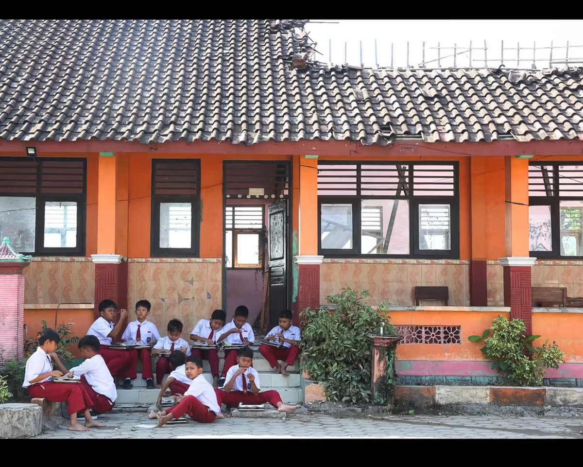 liogtttscrp's tweet photo. PRABOWO LOOK AT THIS!!!! TIDAK ADA YANG LEBIH PENTING DARI PERUT LAPAR!!!?!!! 

Jutaan anak di Indonesia masih sekolah di bangunan yang rusak, atap bocor, lantai retak, meja kursi seadanya. Bahkan ada yang harus belajar dengan rasa was-was tiap hujan datang.

Mereka setiap hari berangkat sekolah dengan mempertaruhkan keselamatan. Ada yang harus melewati jembatan rapuh, jalan yang berbahaya, atau belajar di ruang kelas yang sewaktu-waktu bisa roboh. 

Masa anak-anak kita harus bertaruh nyawa demi mengejar pendidikan, lalu setelah itu masih harus berjuang demi sesuap nasi?
Perut lapar memang harus diisi. Tapi masa depan juga harus dibangun.

Karena ga ada yang lebih mahal dari generasi yang kehilangan kesempatan cuma karena lahir di tempat yang fasilitas pendidikannya tertinggal.

Sekolah yang layak itu bukan kemewahan. Itu hak. 

Anak-anak Indonesia seharusnya cuma perlu mikirin pelajaran, bukan takut apakah mereka bisa pulang ke rumah dengan selamat.