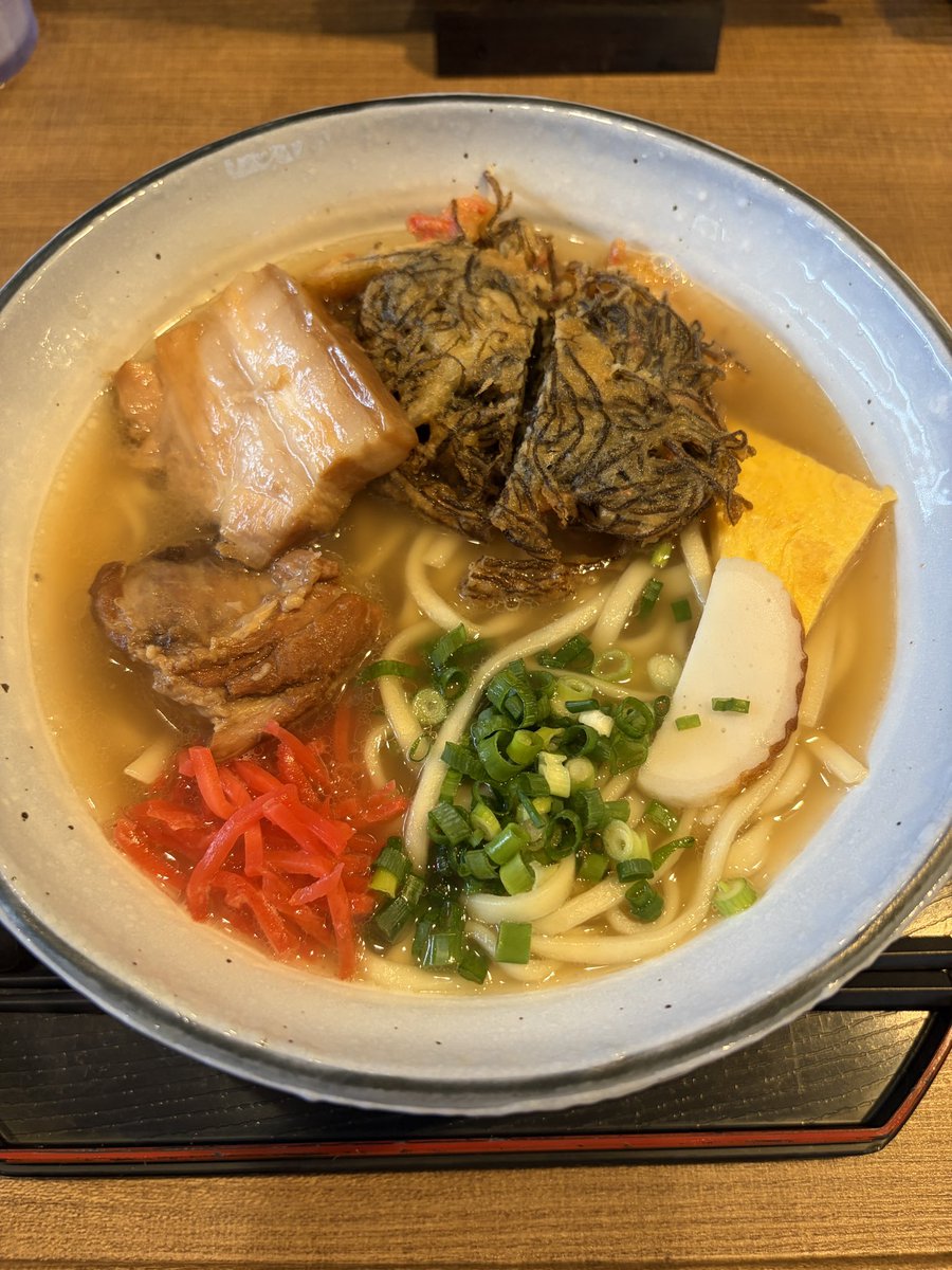 kakakasik129's tweet photo. 沖縄そば 山原@金沢

山原そば🍜

金沢に沖縄そばの新店！うんまー😆豚骨と魚介出汁の優しいスープが美味い！ソーキとラフテー、もずく天の3種とも乗った山原そば❣️モチモチの平打麺とスープとコーレーグース！沖縄を思い出す旨い一杯だった🌺
#沖縄そば山原 https://t.co/F8qQ88AlTo