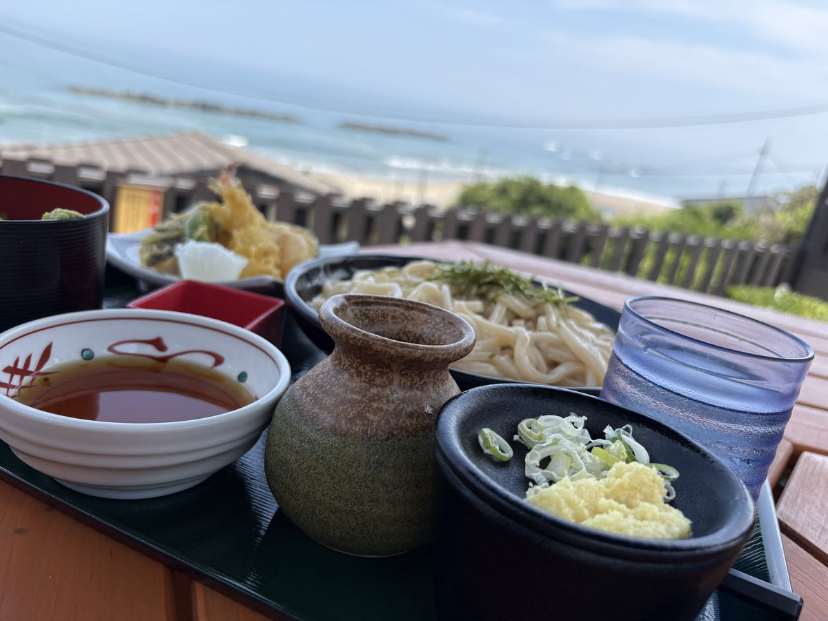 shima__shi's tweet photo. 海を観ながらうどんを喰らう https://t.co/tmtsSshkG4