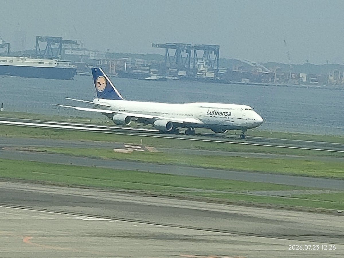 YukkyMinor's tweet photo. ルフトハンザが飛んでった。
昨日異臭で羽田に緊急着陸したやつかしら？

ジャンボ久しぶりに見たな… https://t.co/5xCkghmkp5