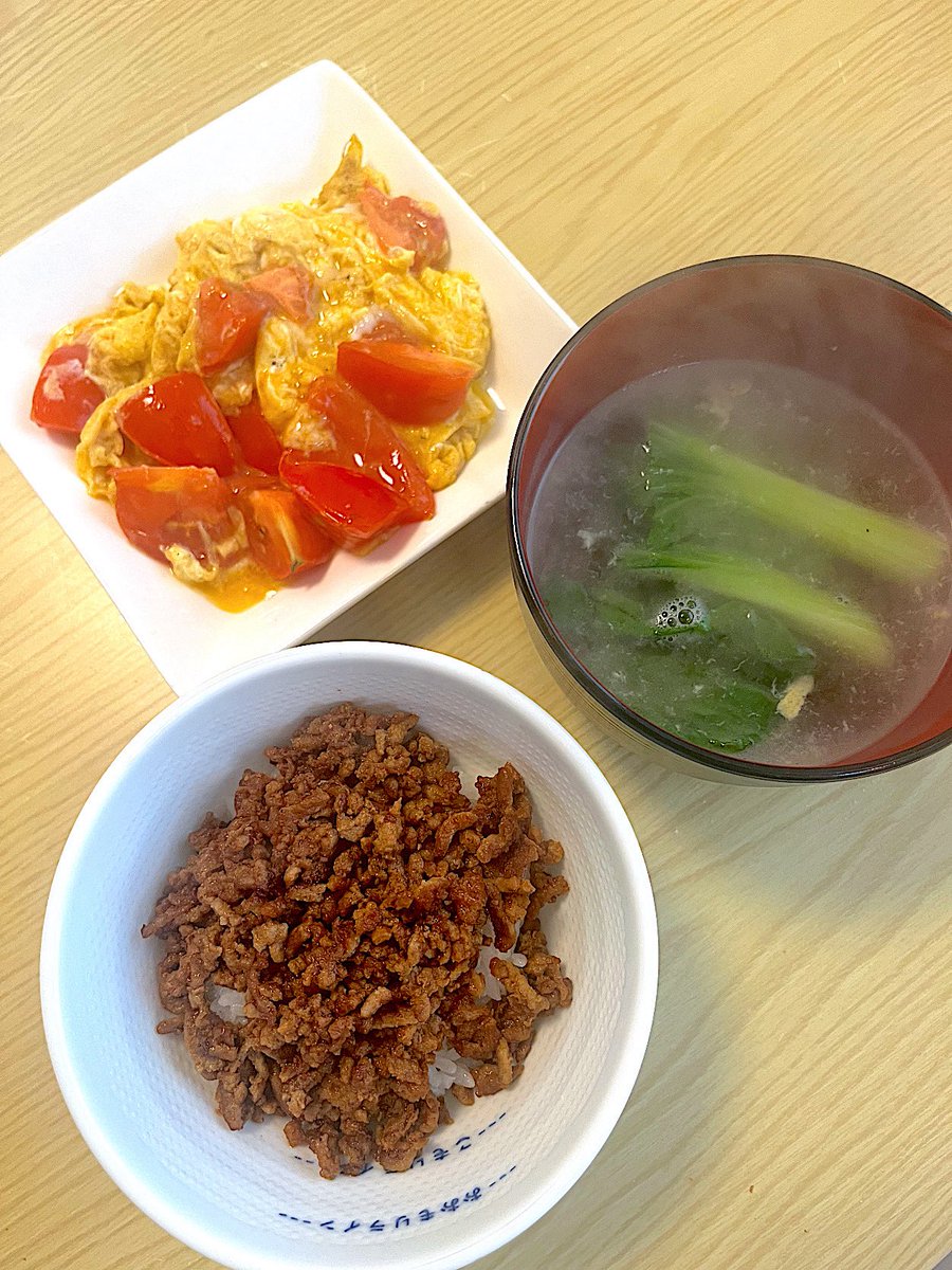 hirokarry1980's tweet photo. 肉味噌ご飯
トマト卵炒め　青梗菜スープ
#昼ごはん　#おうちごはん https://t.co/nXENKzJtBZ
