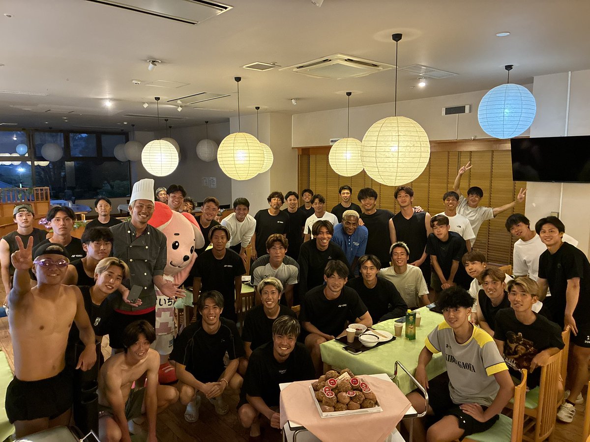 55tegevajaro's tweet photo. ／
🎂お誕生日おめでとう！🐶🌴
＼

昨日の夕食後、7月生まれの #竹花友也 ヘッドコーチ、#米田兼一郎 コーチ、#黒木謙吾 選手、#徳若碧都 選手、#安部崇士 選手、#土信田悠生 選手、#奥村晃司 選手のお誕生日をお祝いしました🎉

若手選手による祝いの舞も！🕺🪩#ジャーロくん もサプライズで応援にかけつけました🐾

今年も、素敵な1年になりますように🎉

#綾町 トレーニングキャンプもあと3日！今日のトレーニングは16:00からです🌿

#テゲバジャーロ宮崎 #テゲバ