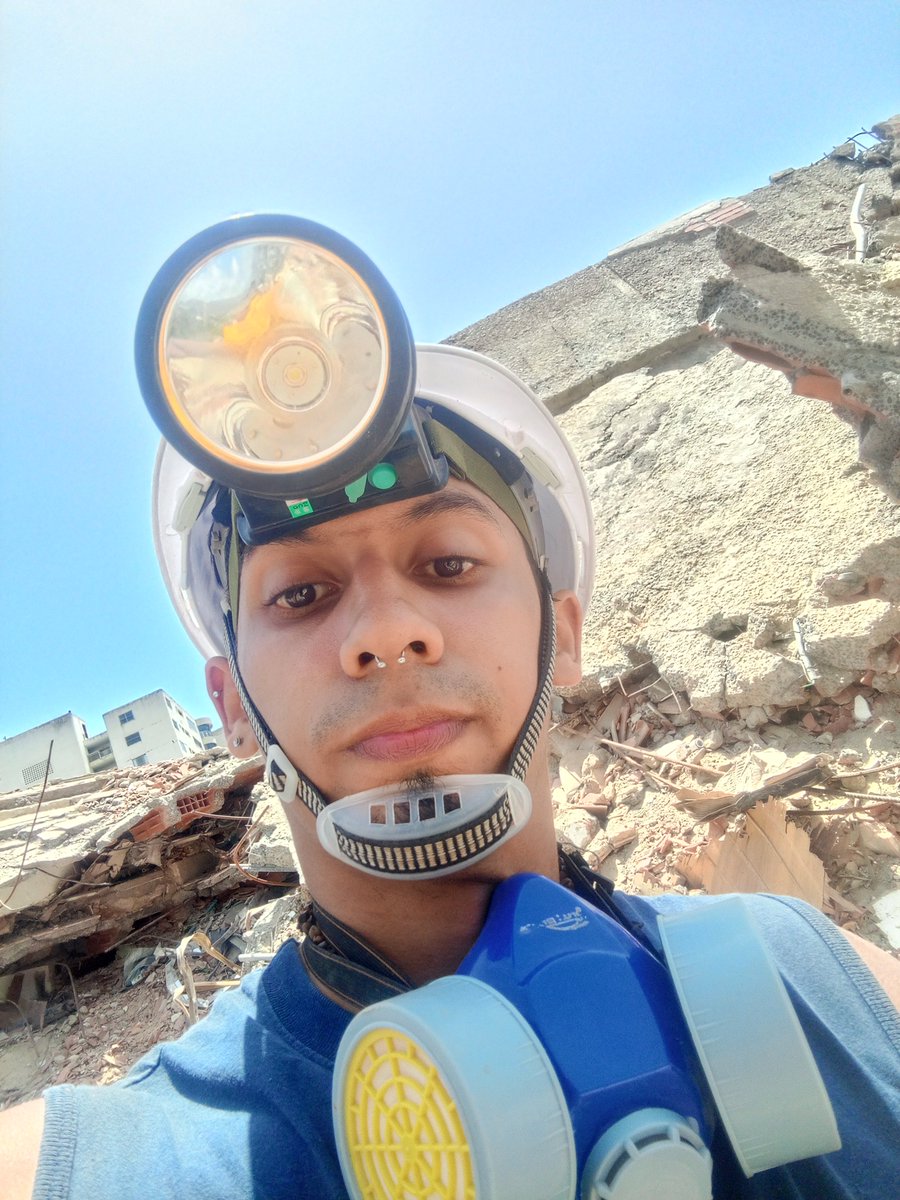 AngelMoreno_LM's tweet photo. En Playa Grande hoy, Luisa Cáceres de Arismendi: extracciones de cuerpos activas en el día. Sacamos uno irreconocible, pero cada mínimo pequeño detalle cuenta.

Y... En Belo Horizonte hay un mono que se le escapó a un vecino de un edificio cercano. No se deja agarrar. https://t.co/6CVq3m3bUH