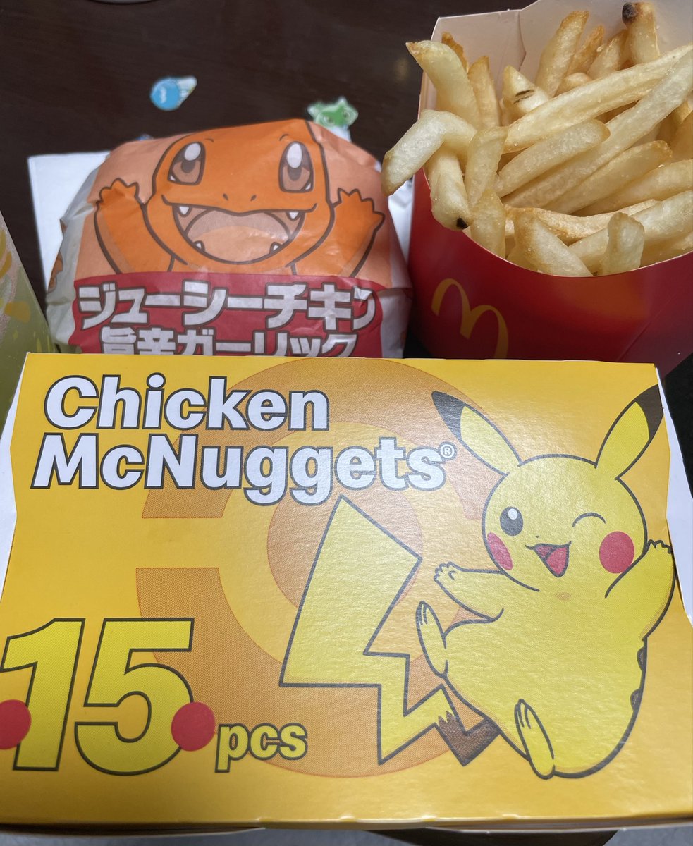 Leo4Yu's tweet photo. ジューシーチキン 旨辛ガーリック
めちゃくちゃ美味しかった🍔
どこぞのバーガーと違ってしっかりバンズの大きさと一緒か、なんならでかいくらいのチキンが入ってて大満足でした😋
包紙もヒトカゲだけじゃなく……
可愛くて捨てるの勿体無かったです笑
#マクドナルド
#ポケモン30周年 https://t.co/ok94IWikby