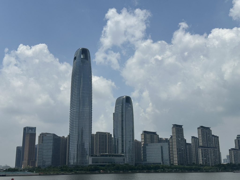 lihao57's tweet photo. 晴空万里的广州，主打一个硬核暴晒模式。 https://t.co/nAdp0dcryS