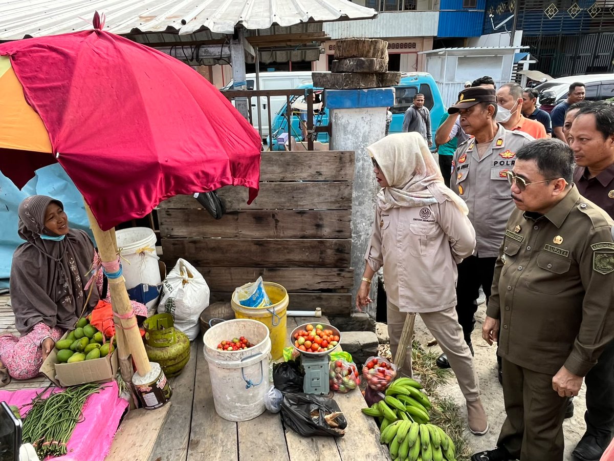 HumasResMajene's tweet photo. MAJENE – Dalam rangka memastikan stabilitas harga dan ketersediaan kebutuhan pokok masyarakat, Kasat Binmas Polres Majene AKP Muhammad Irwan mengikuti kegiatan sidak Tim Pengendalian Inflasi Daerah (TPID) Kabupaten Majene di Pasar Sentral Majene, Kamis (23/7/2026). https://t.co/KskJgFLSD5