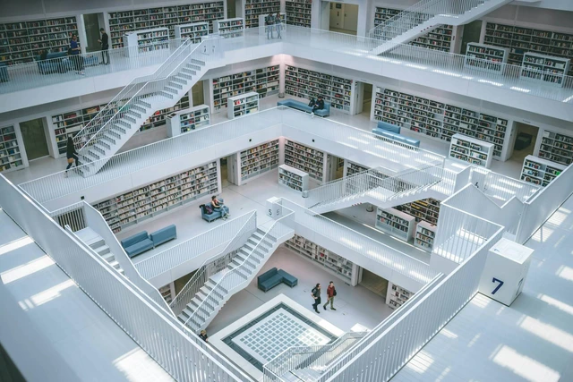 LambeSahamjja's tweet photo. cerita netizen ke perpustakaan UI:
- dia iseng datang ke perpus UI, 
- pengen ngerasain "vibe orang pinter" dan udah lama enggak baca buku di perpus
- karena statusnya pengunjung umum, harus registrasi dulu Rp10.000/orang
- fasilitas yang bisa diakses: baca di tempat (buku teks, skripsi, tesis, disertasi 
- tidak boleh dipinjam bawa pulang, ruang belajar & diskusi terbuka di lantai 2-4, 
- dan akses internet/wifi (hotspot UI, hubungi petugas)