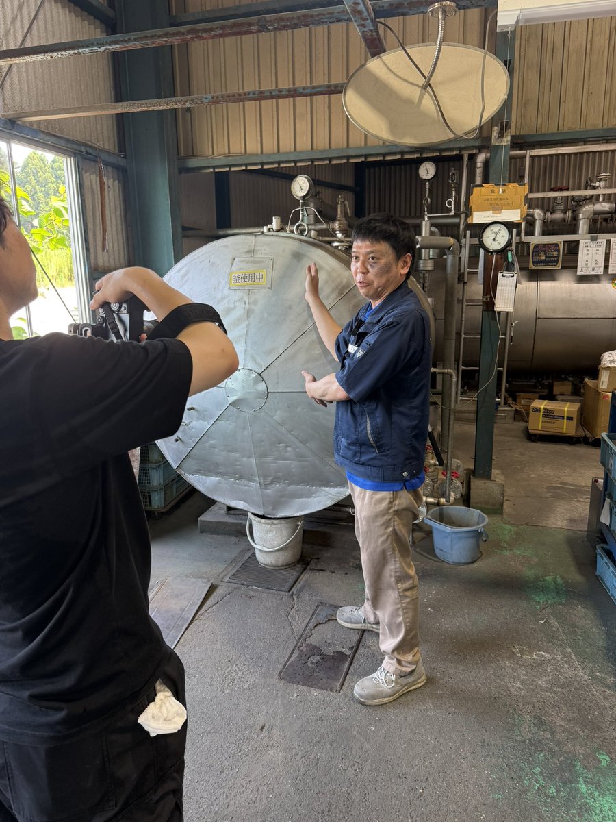 TsrollerD40642's tweet photo. 7/21 YouTubeとInstagramのコンテンツ撮影でした
その日は、ちょうどベトナム実習生の初日でしたが、早速一緒に撮影致しました

本スタートは、お盆中を予定しております

#ゴムローラー
#ものづくり
#製造業
#町工場
#工場見学
From a Small Factory to the World https://t.co/xi1oayvJha