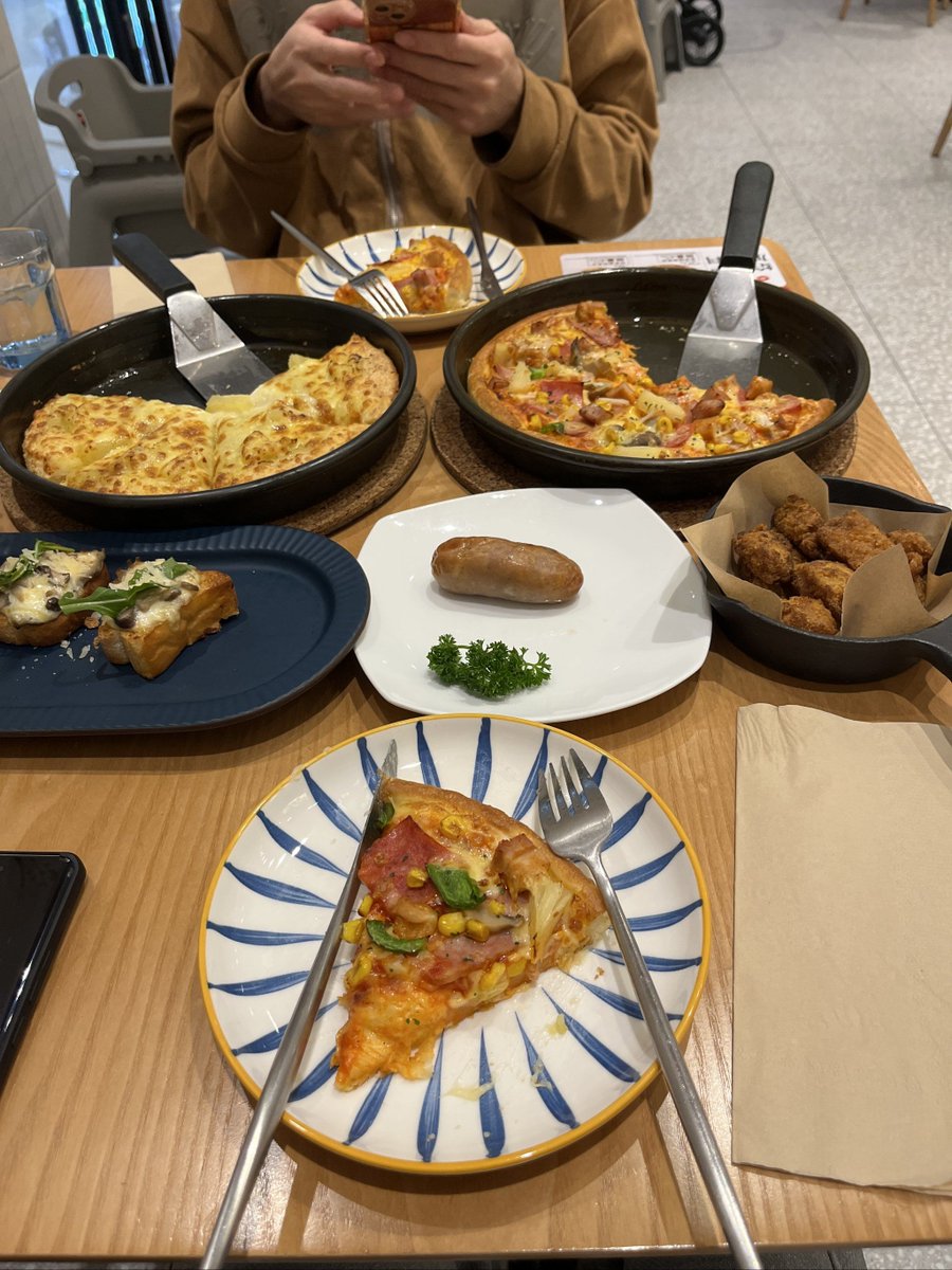 Niewja's tweet photo. Today’s perfect family moment: making homemade pizza covered in too many toppings, laughing at burnt edges, and pretending the mess is just part of the fun. Love these tiny, unplanned joys. https://t.co/J47Ke1N3aP