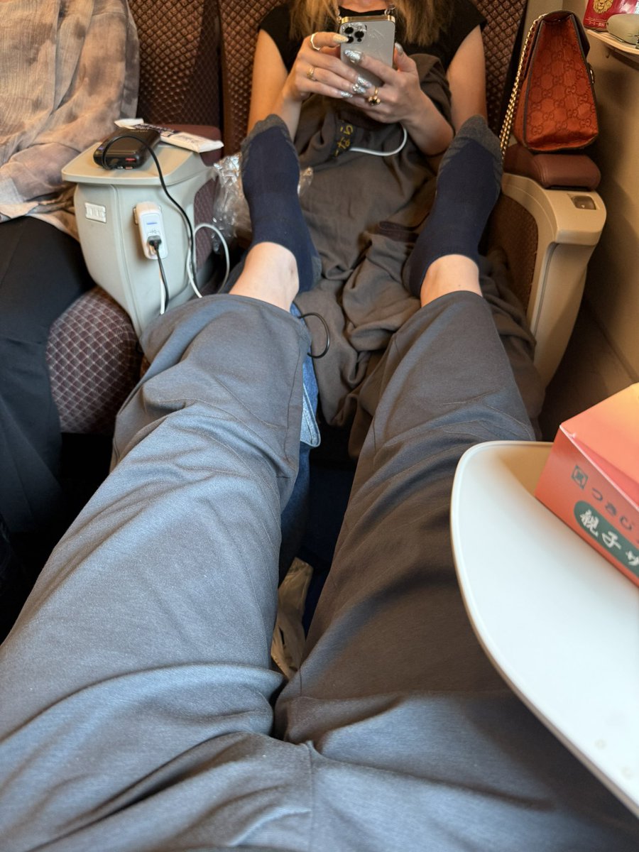 yukihirott's tweet photo. 俺ぐらいになると、新幹線の席で強引に対面にした上に知らない人の膝の上に足まで乗せちゃうんだぜぇ。 https://t.co/nbxScZFoTF