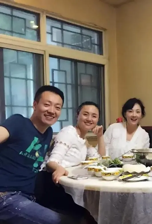 KayeTalbotg1c7's tweet photo. Reunited with my ride-or-die crew after way too long—laughter hits different when it’s with people who’ve known every version of you. Tonight’s just full of old memories and new stories https://t.co/wLf5qE1OGT