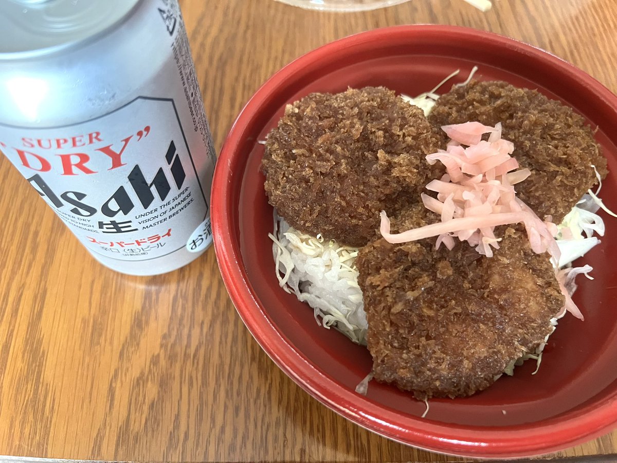 torasity's tweet photo. 今日はお休みを取ったので🍺

今日のお昼ごはん

#オリジン弁当
新潟名物甘辛タレカツ丼
ビール

#お昼ご飯 #お昼ごはん #ビール #昼飲み https://t.co/JatXRAe60s