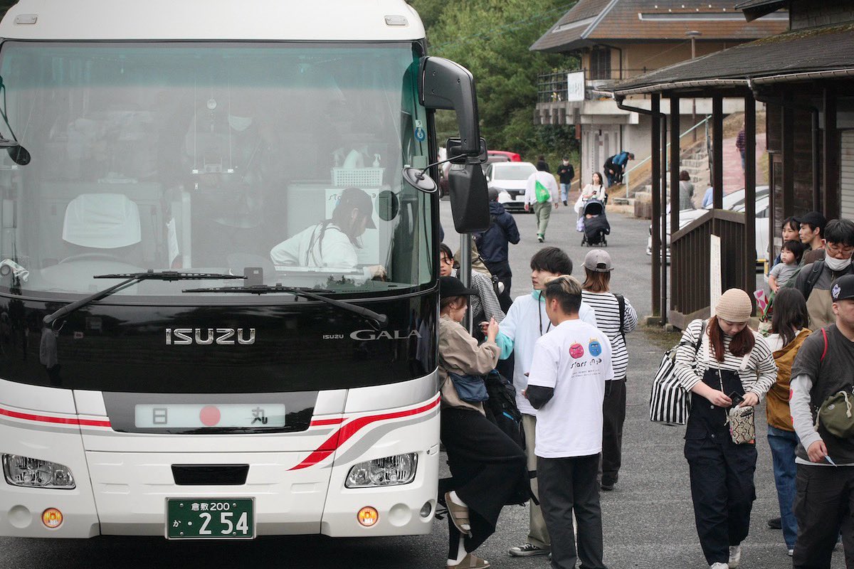 stars_on's tweet photo. 🚎シャトルバス情報 🚎
新倉敷駅⇄STARS ON会場への往復シャトルバスチケットは絶賛販売中です!✨
他県からのご来場をお考えの方、お酒を飲んで楽しみたい方はご利用下さい✨
詳細は以下オフィシャルサイトから✨
https://t.co/Lm3x5EDMIs
#stars_on #スターズオン https://t.co/s2id3zdpMe