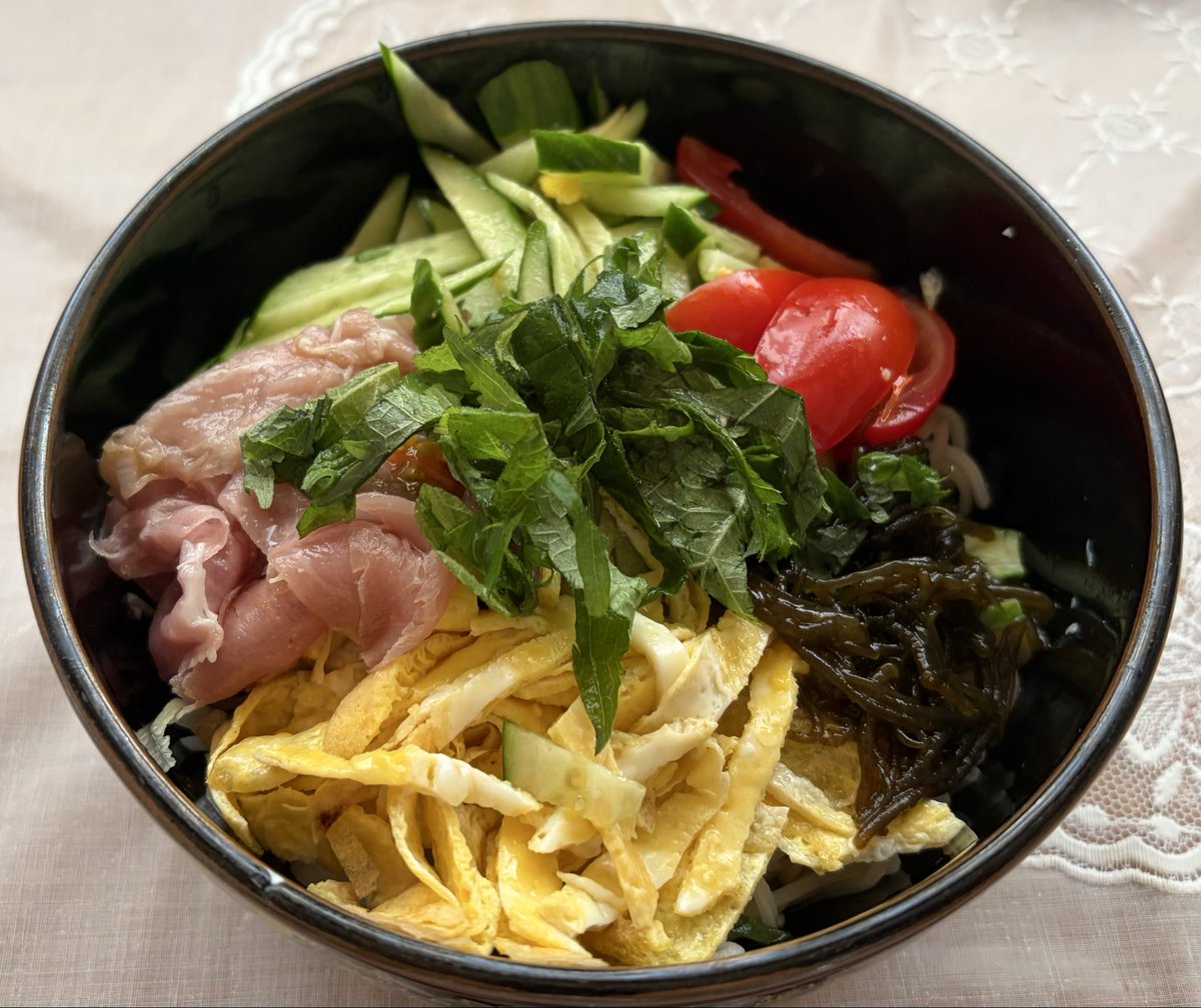 sparkleleben's tweet photo. 今日のお急ぎランチもサラダ蕎麦！
小麦粉比率が多い更科だから血糖値スパイク上がりそう💤
アイスコーヒーでも飲むか！

#サラダ蕎麦 #ランチ #nomadlife https://t.co/e1k5TaHdpH