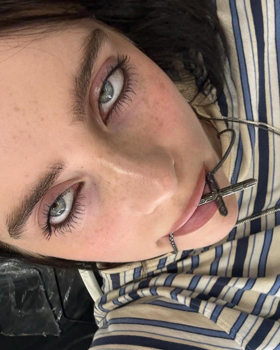 indrase83's tweet photo. Billie Eilish’s face card is certified platinum🥵🔥 https://t.co/Nl4szlmDSk