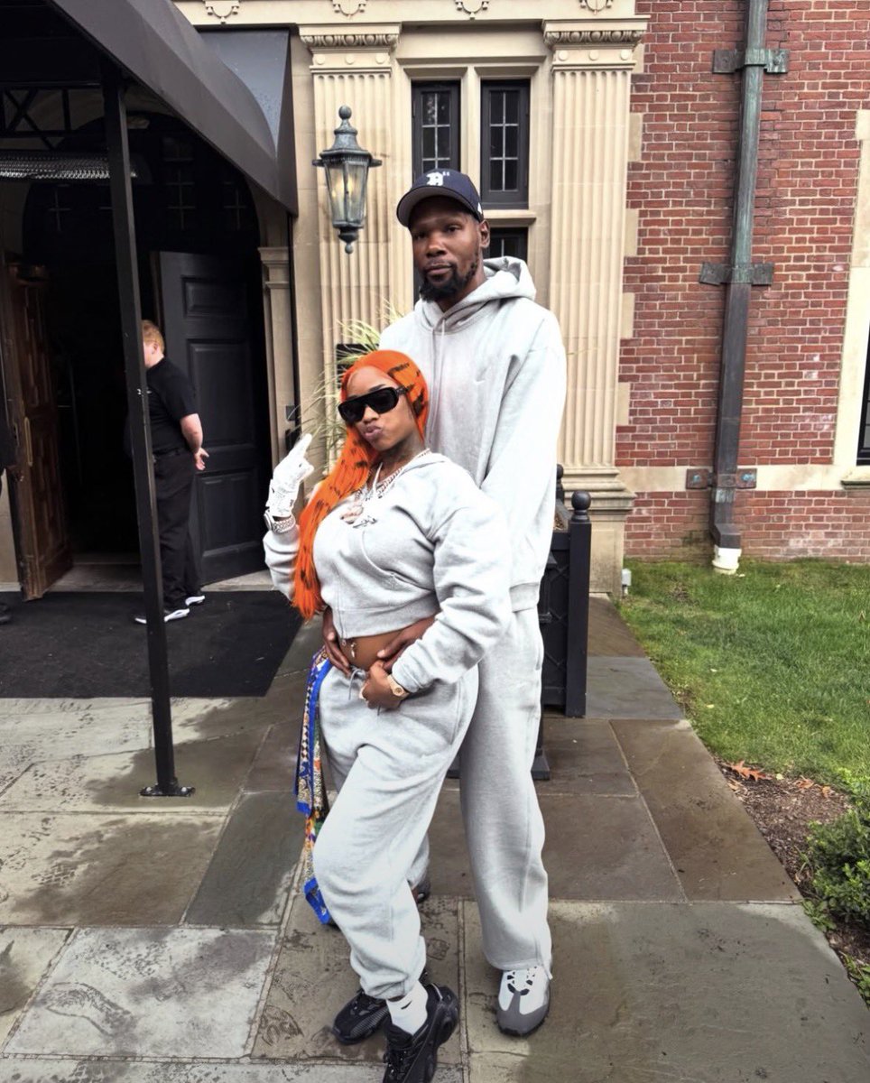 Stunna999_'s tweet photo. Bro why Kevin Durant posing with Sexyy Red like this😭😭😭😭 https://t.co/tggkWBjvSv