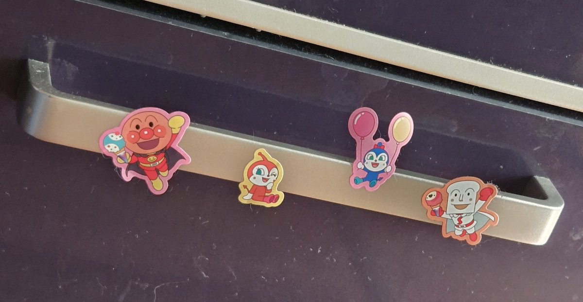 uiro1595's tweet photo. 汚くてスマンなんやけど見てくれ
わいキッチン立って作業中、足元でお嬢が「ここ、はっていーい？」って言うからシール貼るんやろな、まぁええかの気持ちで「いいヨ〜」って言い続けてたらめっちゃ可愛く貼っててさ…🥹
センス抜群では？？？
お歌もすぐ覚えてダンスも大好き、ほんとうちの子天才👏 https://t.co/VYVDXKl8Xi
