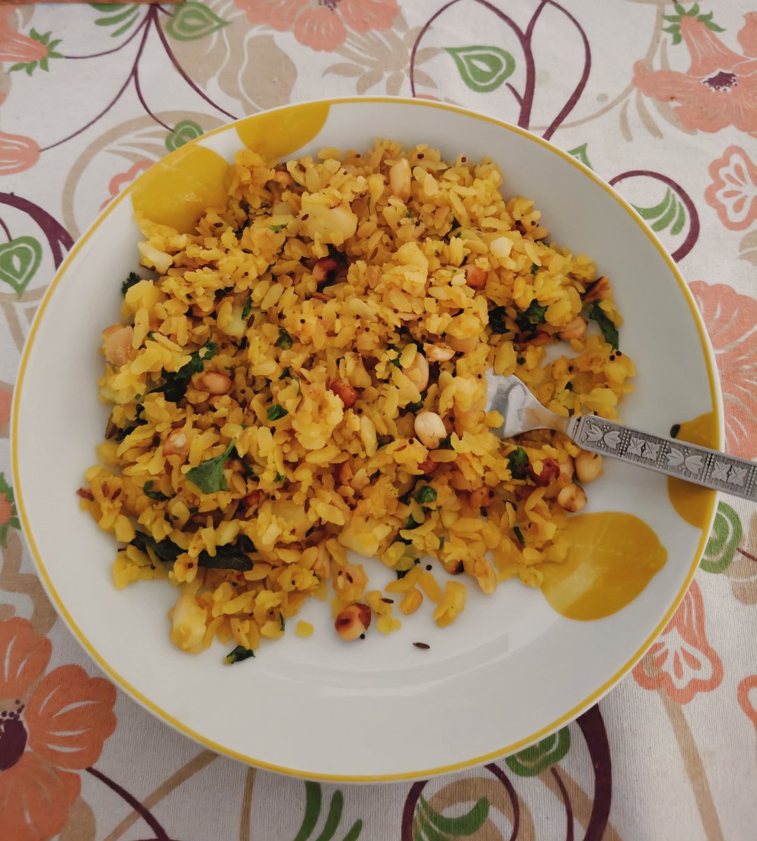 happily_alive11's tweet photo. Before and After 
#Poha 
P.S. Don't ask me who eats Poha with a fork, coz I do 😎😅 https://t.co/K1tys1vqed