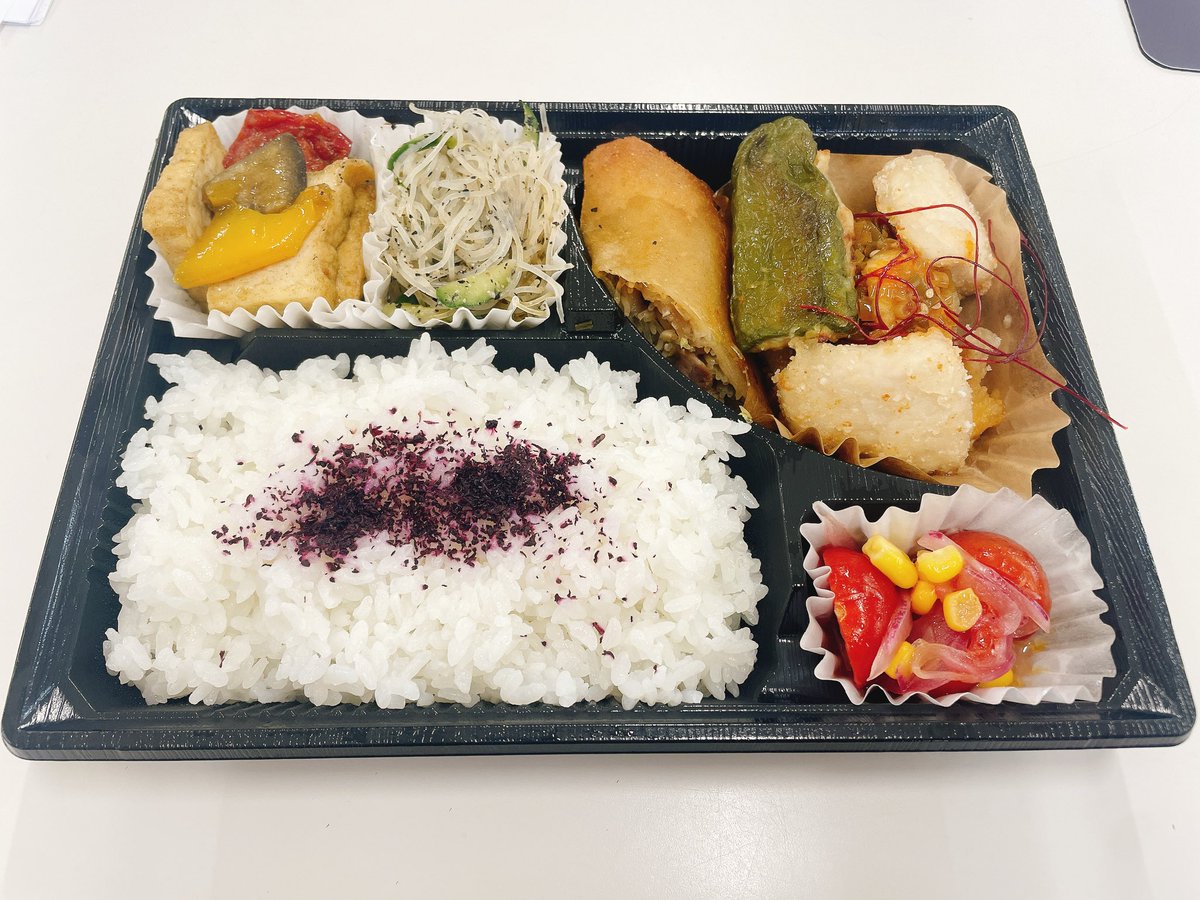 kuma_munchch's tweet photo. 今日はトレーニー弁当ではなく、友達のお店のお弁当を食べました☺️
どれを食べても美味しい！米が足りなくなった…！！ https://t.co/27ZGVWNWJq