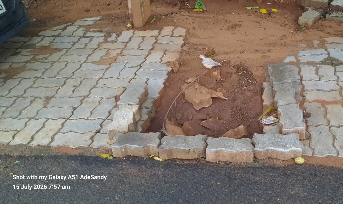 SandeepJena0's tweet photo. @gailindia is this how your ppl/company do the work, so that the citizen will meet with accident curse their fate they can't reach you....these are few spots after the PNG laid and the soil filled places in VIP colony of IRC area in Bhubaneswar... https://t.co/m9zwxgczHe