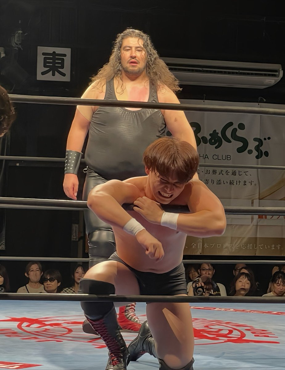 the_leave_p's tweet photo. 会場着いたらさ、#潮崎豪 さんが自身へのステキなお祝い長い時間見て感動してたのよ…でも最後はしっかりと仕事🕶️していったし。
それより斉藤ブラザーズ様とシングルしたジュニアのお二人。只々、お疲れさまでした（S藤）

#ajpw 新木場大会
#小藤将太 選手
#神戸大会必見🔥🔥 https://t.co/PNNDFCbsUJ