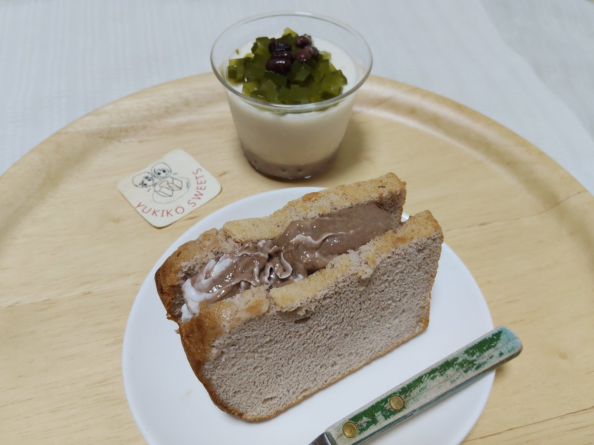 uracydayo's tweet photo. 【1年が365日なら、365回シフォンケーキを食べる夫婦！】
2598日目。2026年7月23日
「なんて、なんて素敵な時間…」
苺シフォンのチョコクリームサンド。
抹茶ゼリーを散らした
小豆ミルクプリン。
幸せ〜な時間。
奥様(@yukinko9248 )、
いただきます！
#ユキコスイーツ #シフォンケーキ #西八王子 https://t.co/lZkWIw4QQp