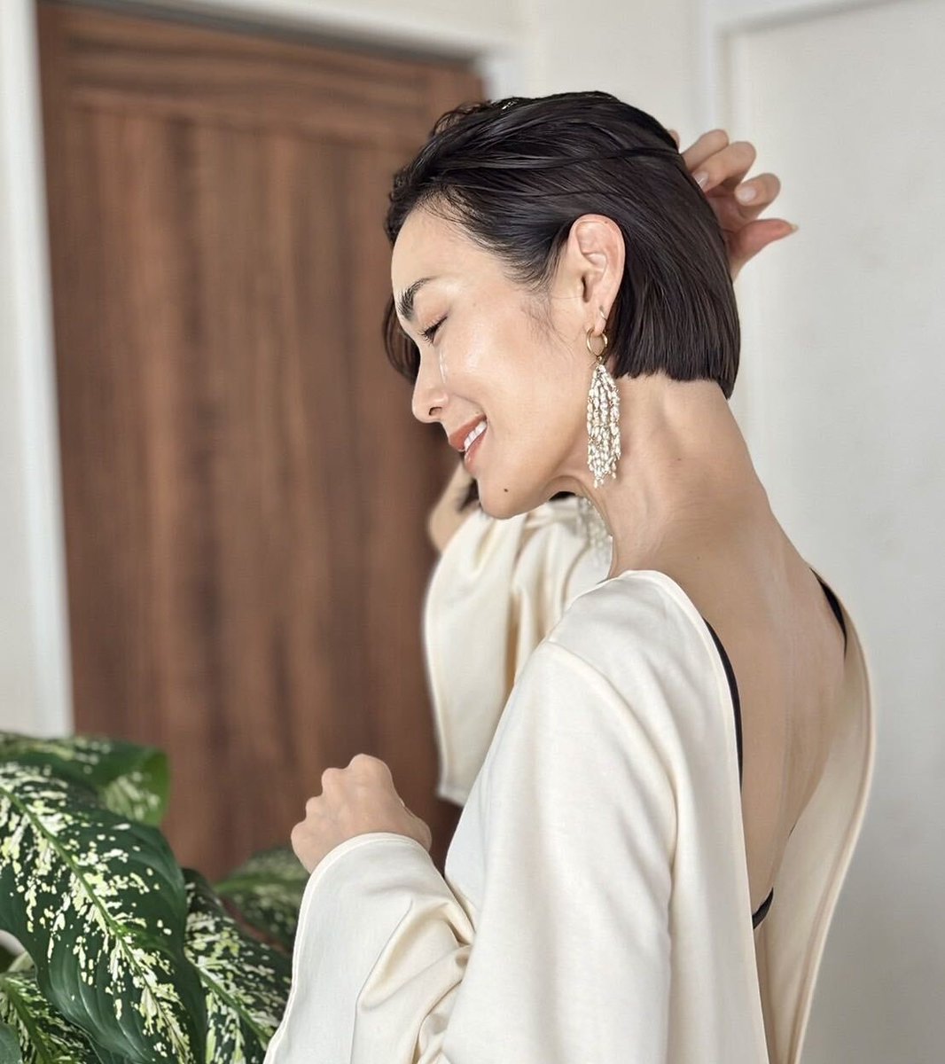 modelpress's tweet photo. ／
美容好きの女性の最新「ヘアケア事情」
＼

韓国発の“艶髪トレンド”到来🪞

今、改めて熱視線を集める
実力派アイテムの魅力に迫る🫧

「鏡を見るたび嬉しくなる✨」
自信を育む人気インフルエンサーの“艶髪の秘密”とは
https://t.co/otozzFFtJV

[PR] @TSUBAKI_ofc https://t.co/tpEPAF6Q2a